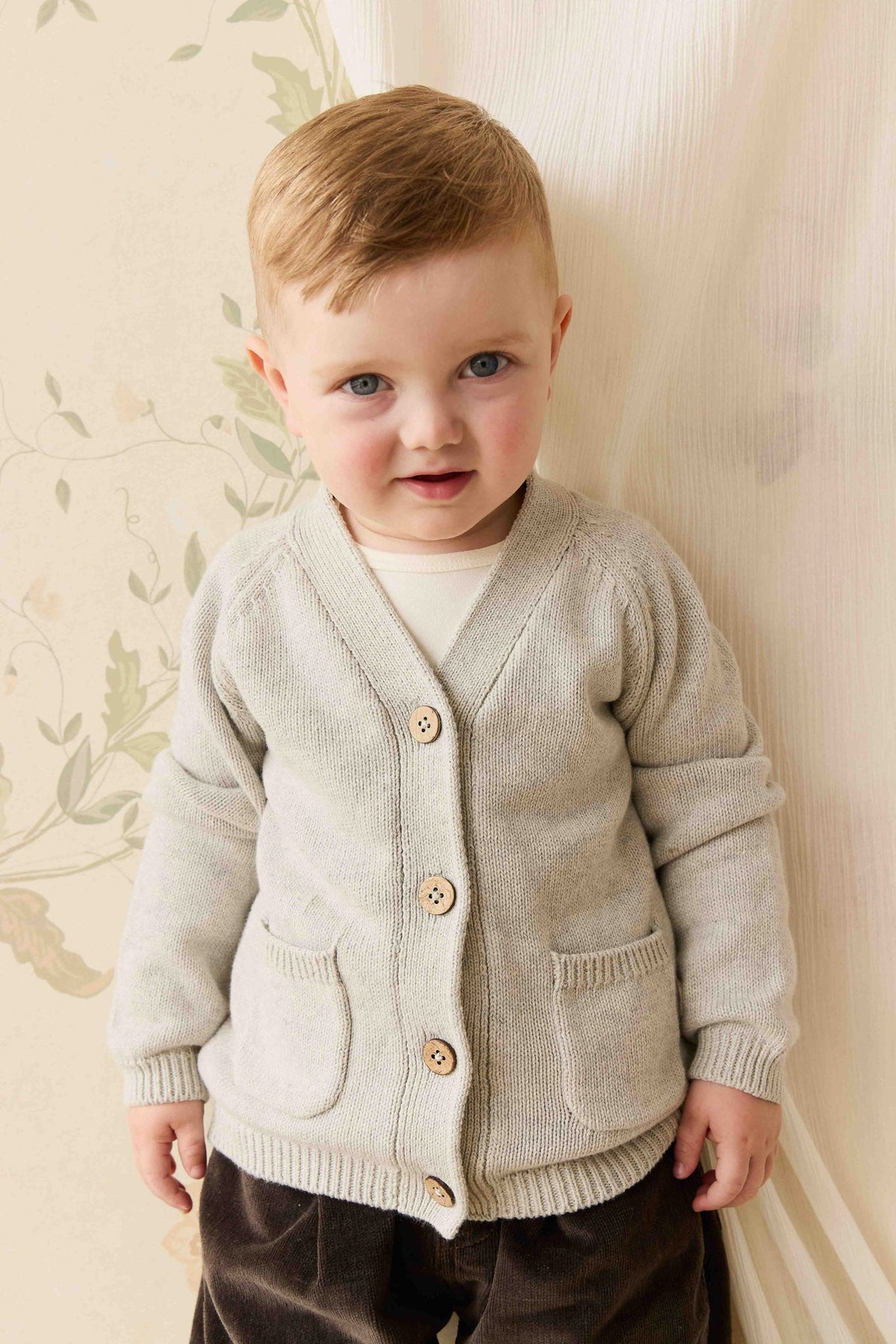 Cardigan classique en molleton de coton gris clair chiné à boutonner pour bébés et enfants, usage quotidien.