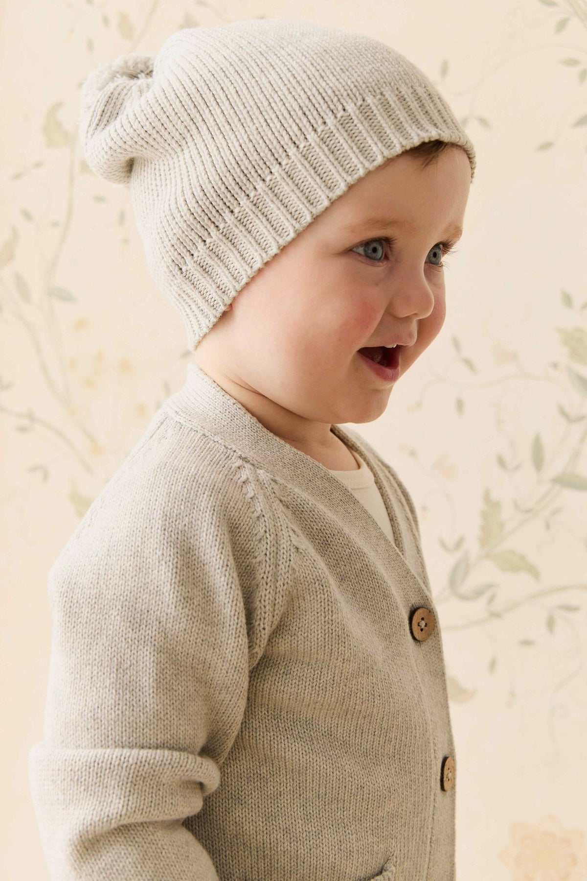 Bonnet en coton tricoté gris chiné douillet avec pompon pour tenir bébé et tout-petit au chaud