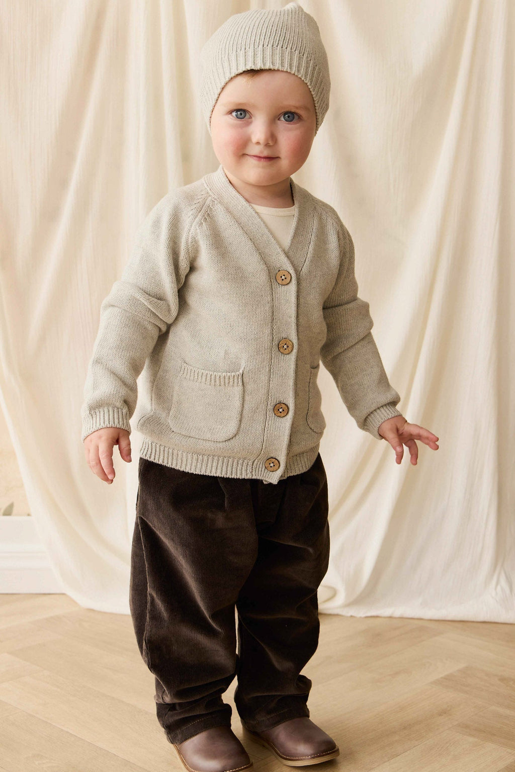 Cardigan classique en molleton de coton gris clair chiné à boutonner pour bébés et enfants, usage quotidien.