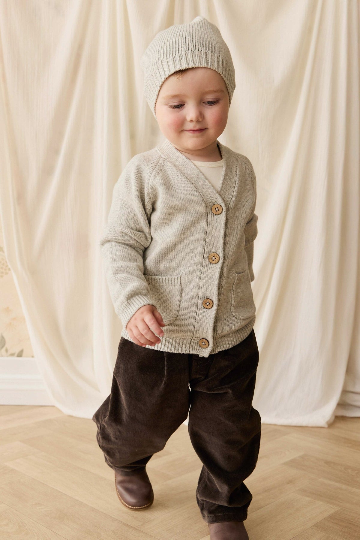 Bonnet en coton tricoté gris chiné douillet avec pompon pour tenir bébé et tout-petit au chaud