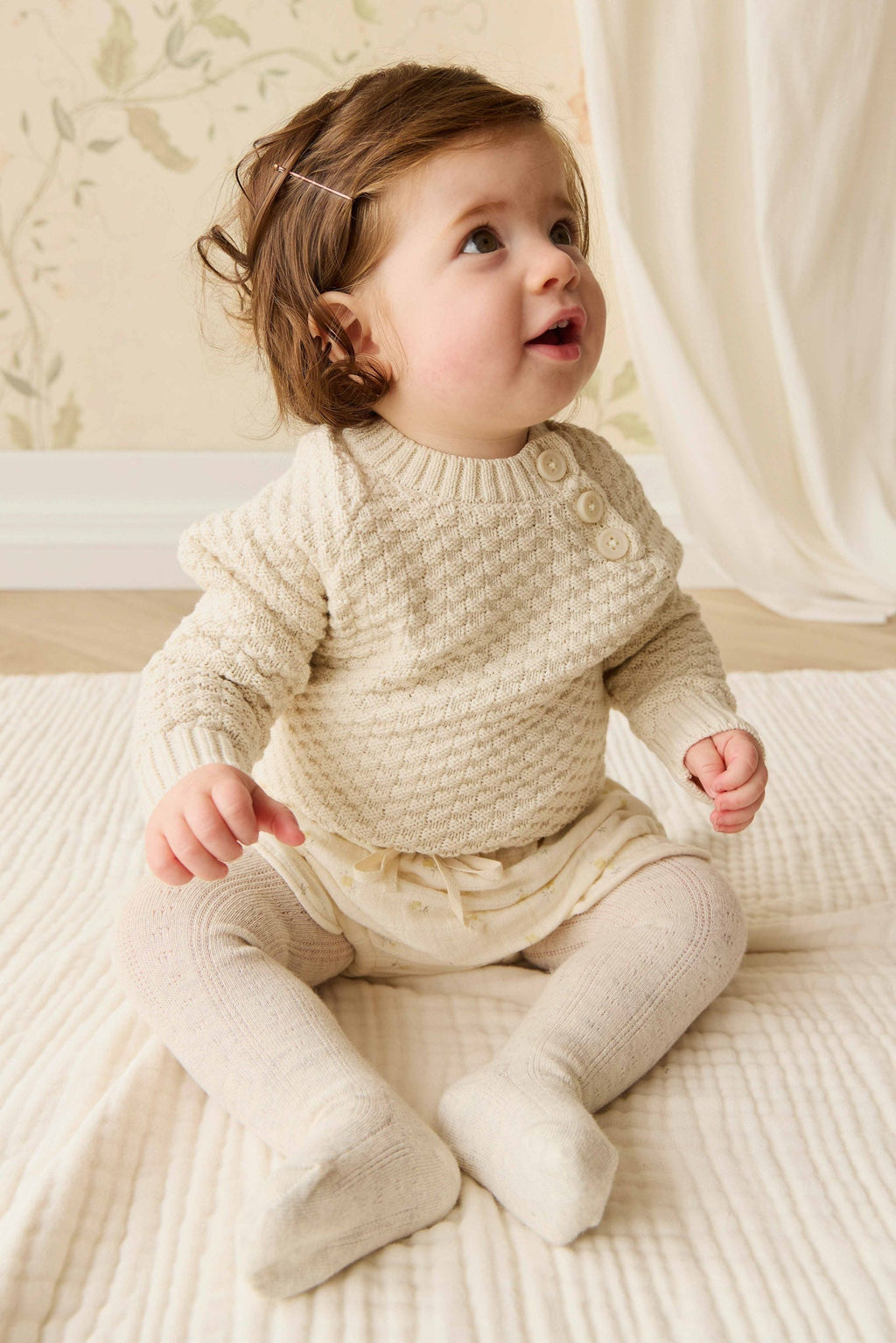 Pull en tricot de coton vanille texturé avec manches bouffantes et boutons aux épaules pour bébé et fille