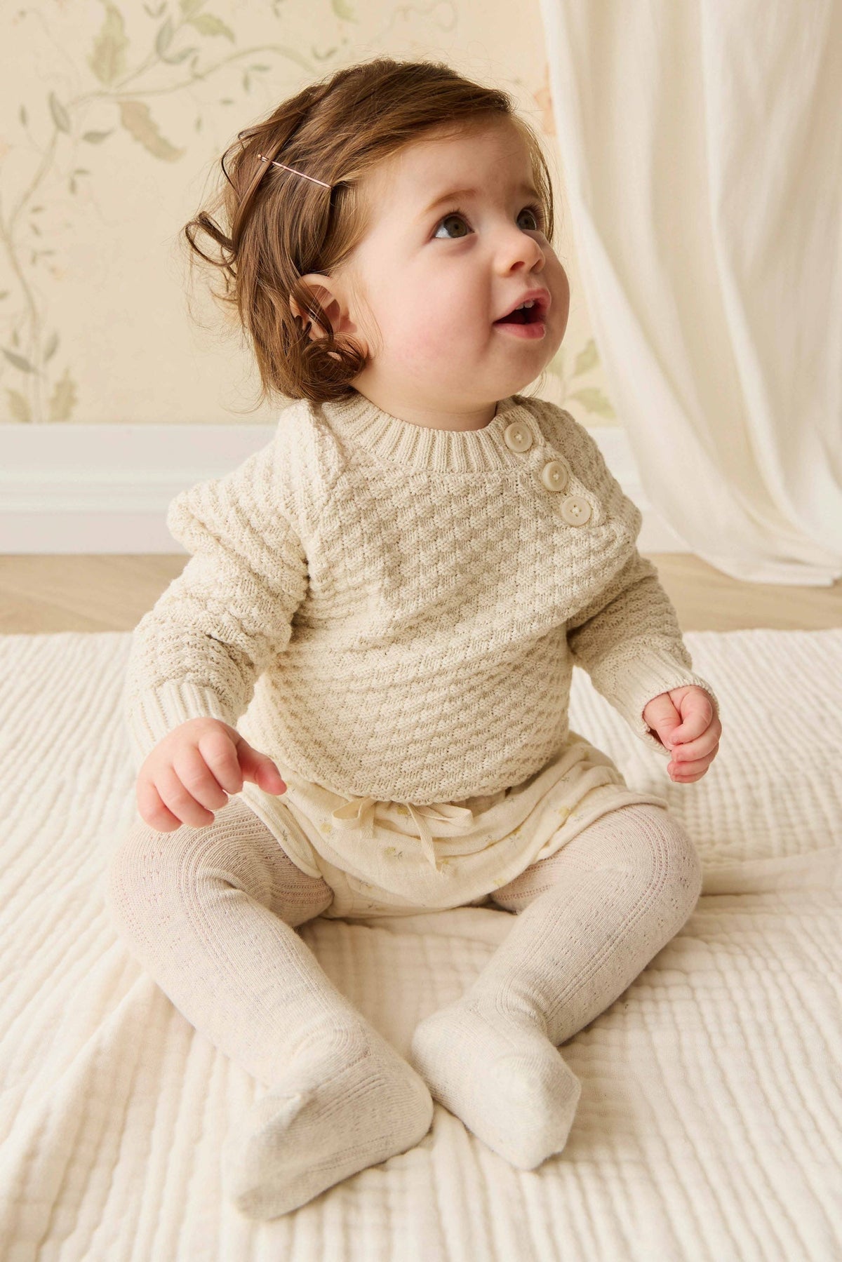 Pull en tricot de coton vanille texturé avec manches bouffantes et boutons aux épaules pour bébé et fille