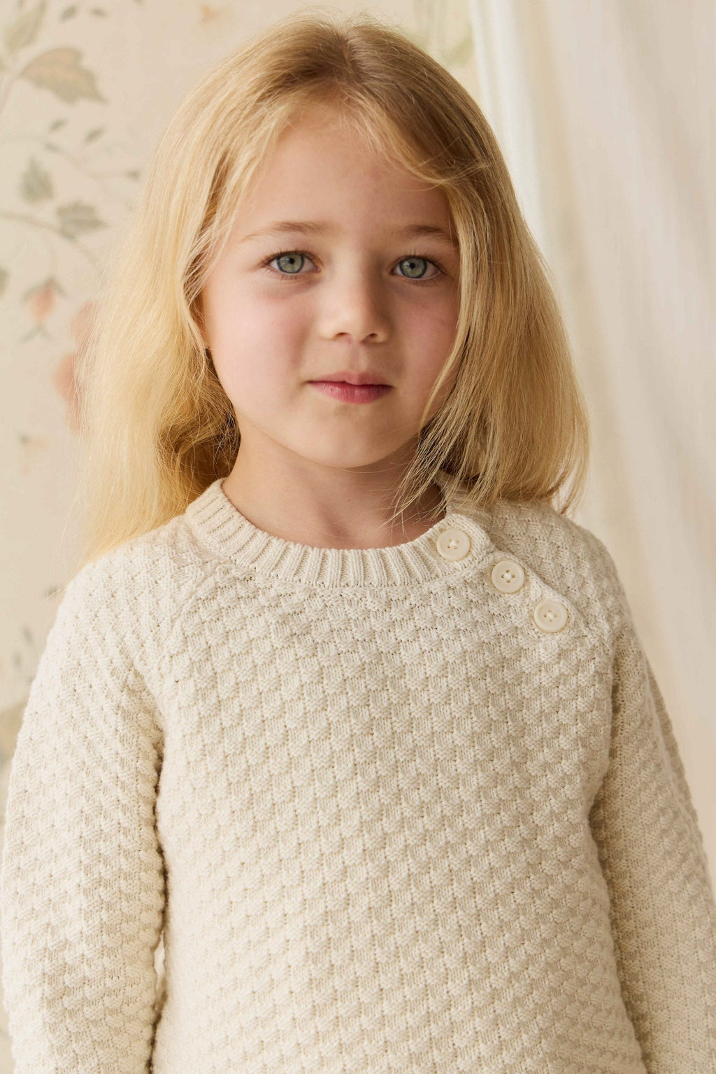 Pull en tricot de coton vanille texturé avec manches bouffantes et boutons aux épaules pour bébé et fille