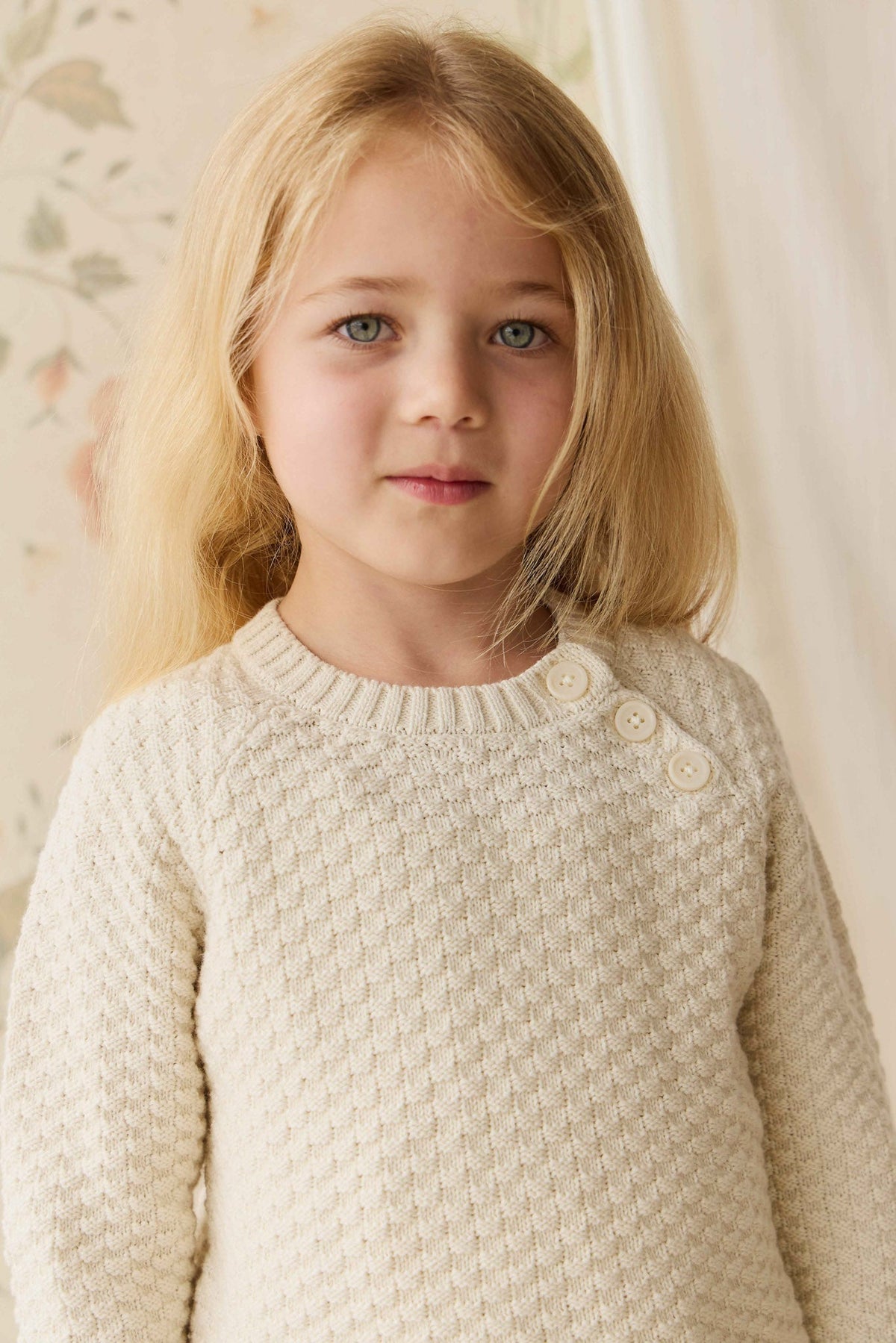 Pull en tricot de coton vanille texturé avec manches bouffantes et boutons aux épaules pour bébé et fille