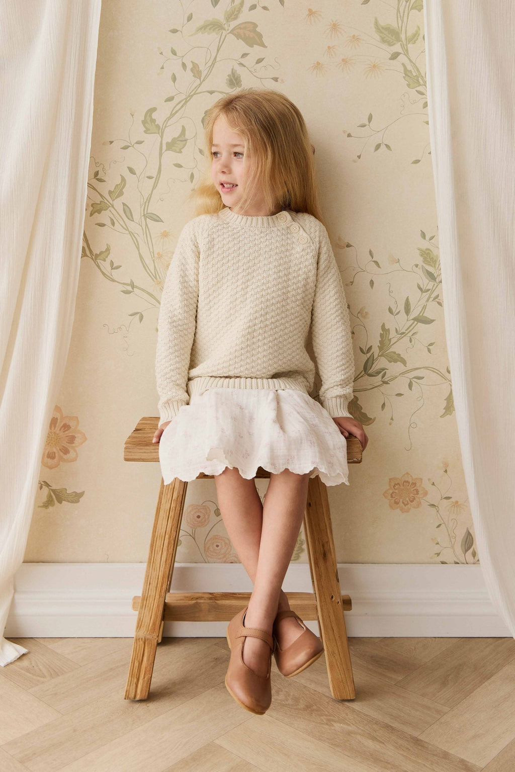 Pull en tricot de coton vanille texturé avec manches bouffantes et boutons aux épaules pour bébé et fille