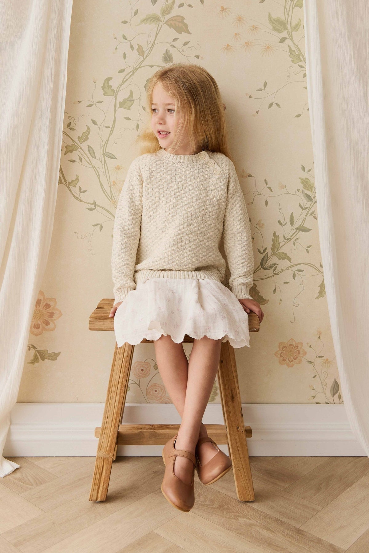 Pull en tricot de coton vanille texturé avec manches bouffantes et boutons aux épaules pour bébé et fille