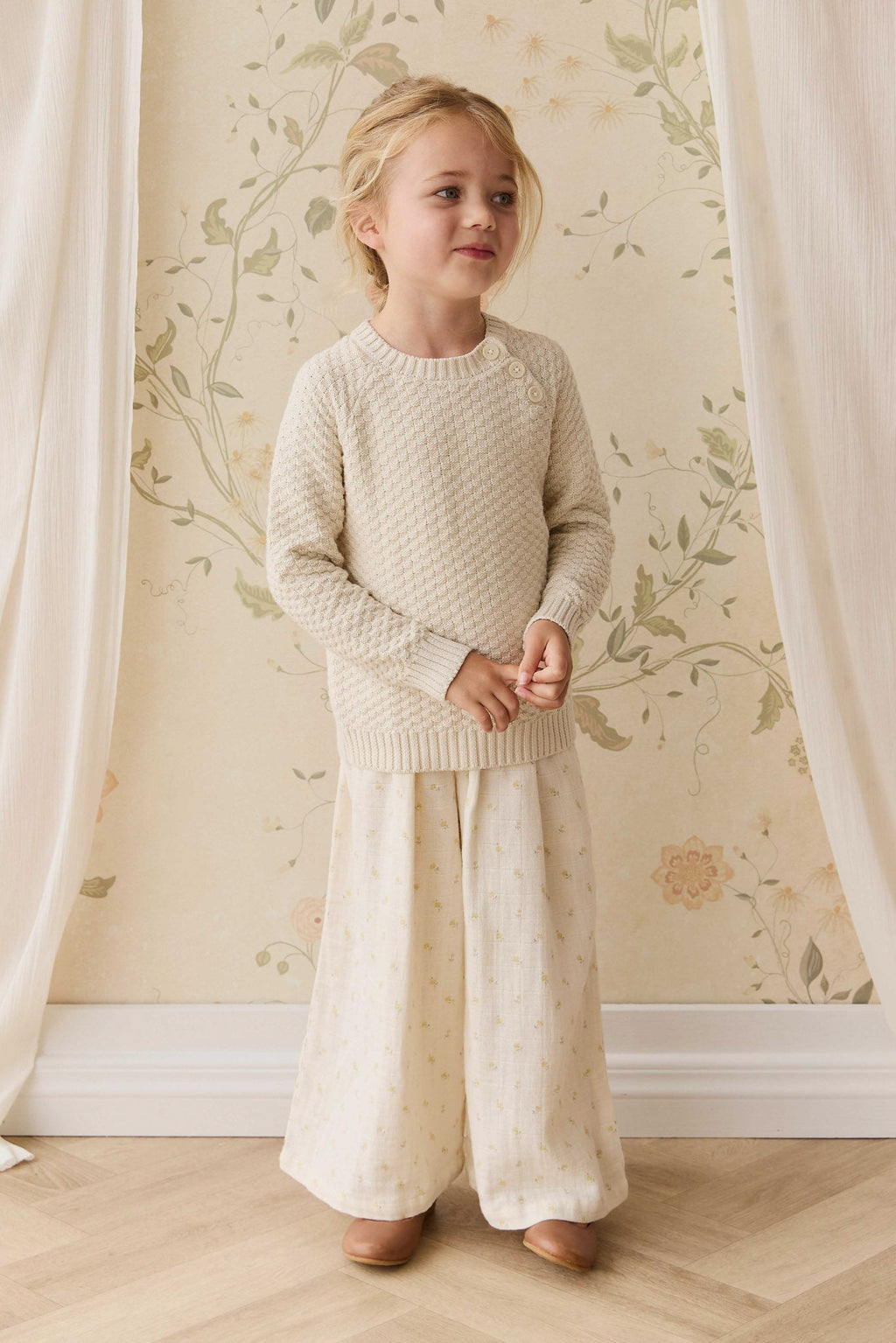 Pull en tricot de coton vanille texturé avec manches bouffantes et boutons aux épaules pour bébé et fille