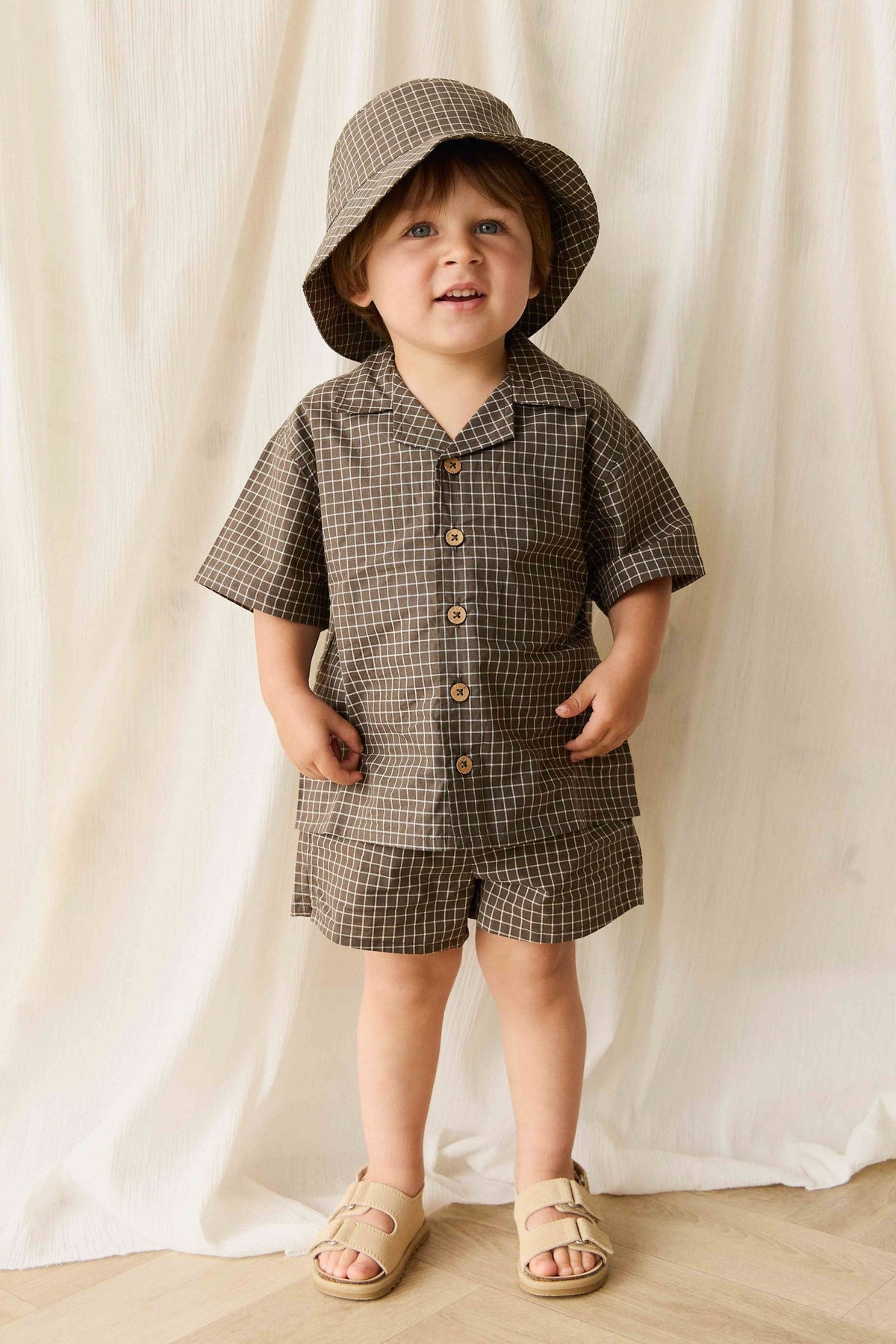 Bob en coton biologique à carreaux Classic Coffee Grid avec bord souple pour la protection solaire des enfants