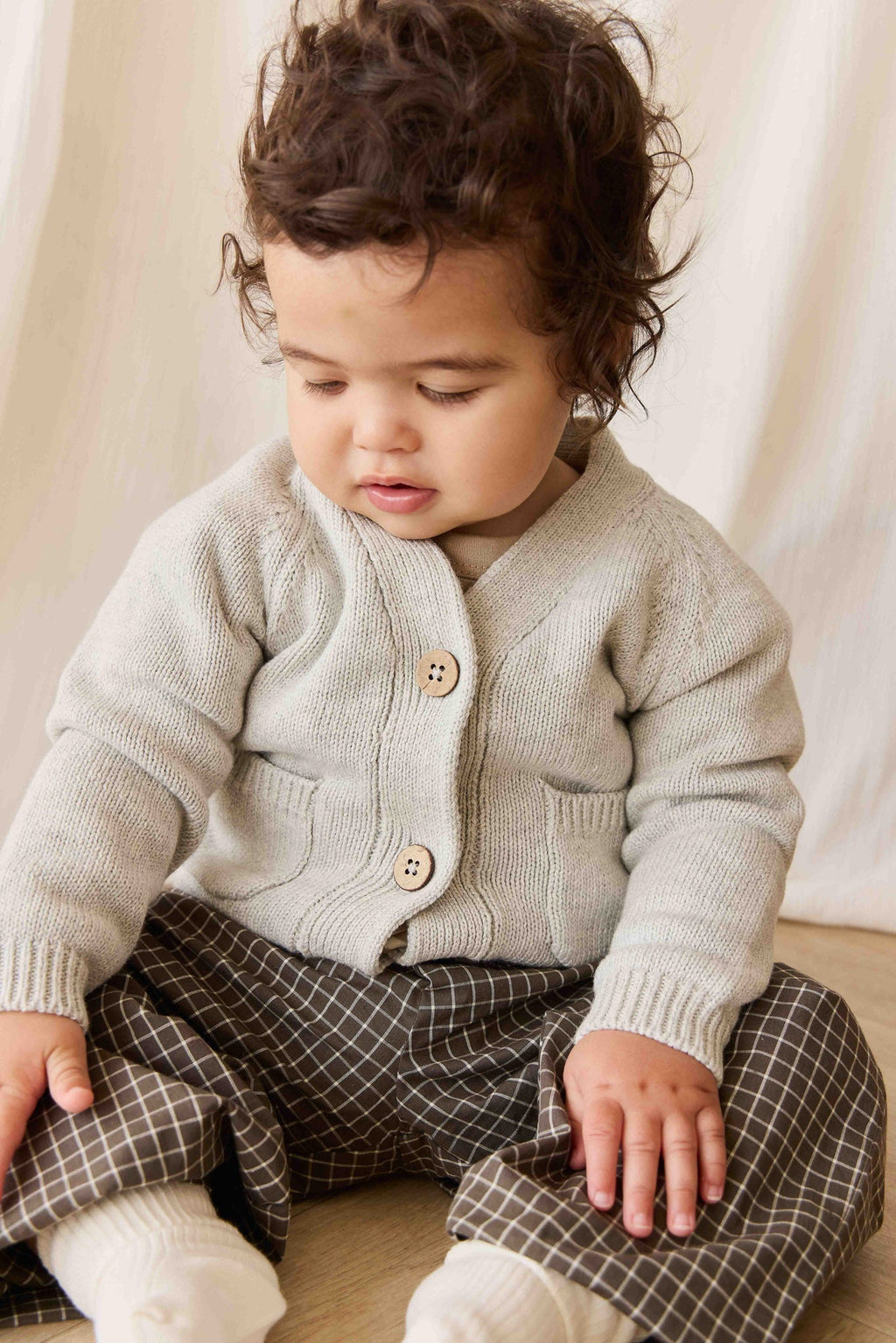 Cardigan classique en molleton de coton gris clair chiné à boutonner pour bébés et enfants, usage quotidien.