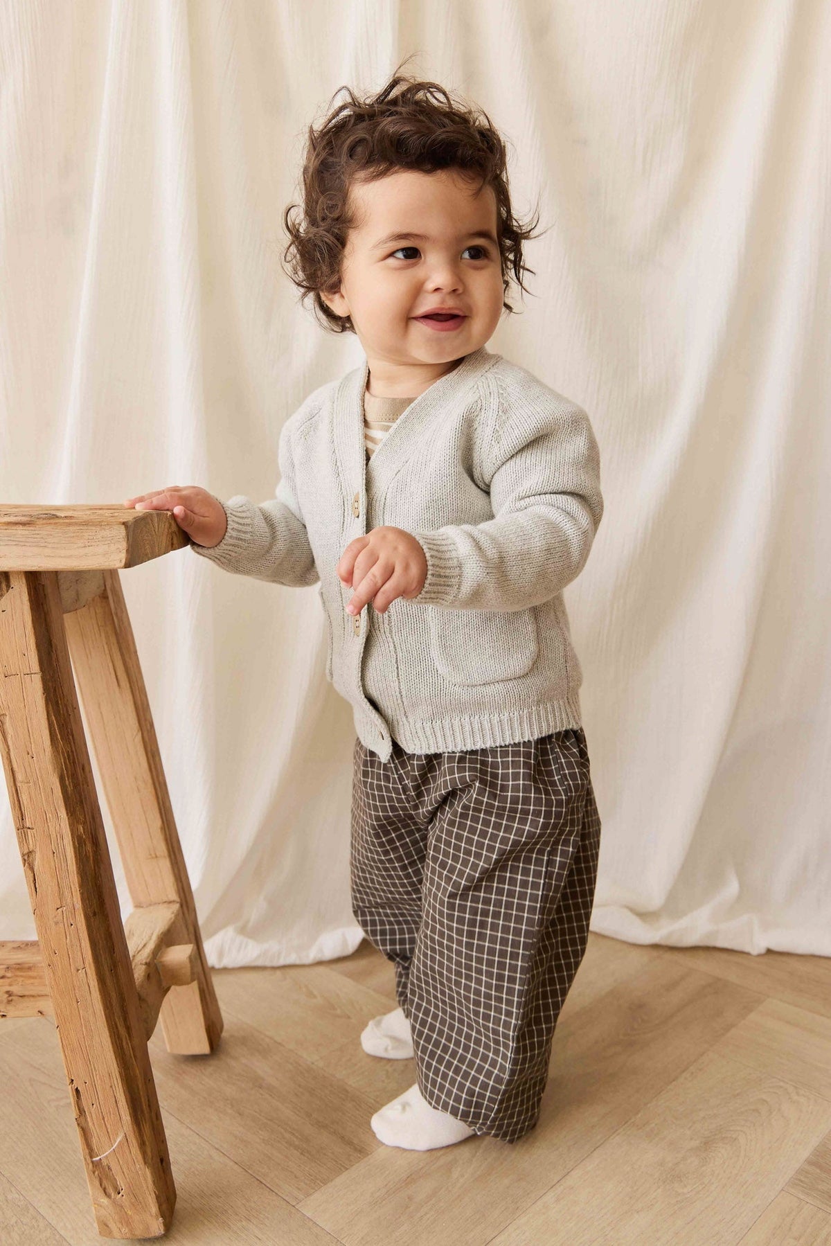 Cardigan classique en molleton de coton gris clair chiné à boutonner pour bébés et enfants, usage quotidien.
