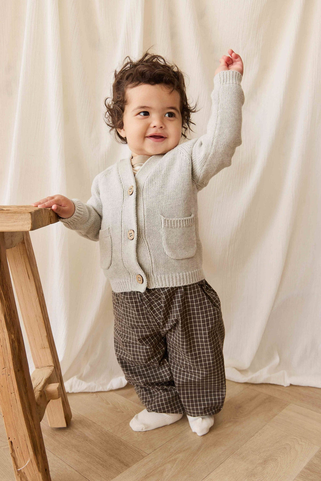Cardigan classique en molleton de coton gris clair chiné à boutonner pour bébés et enfants, usage quotidien.
