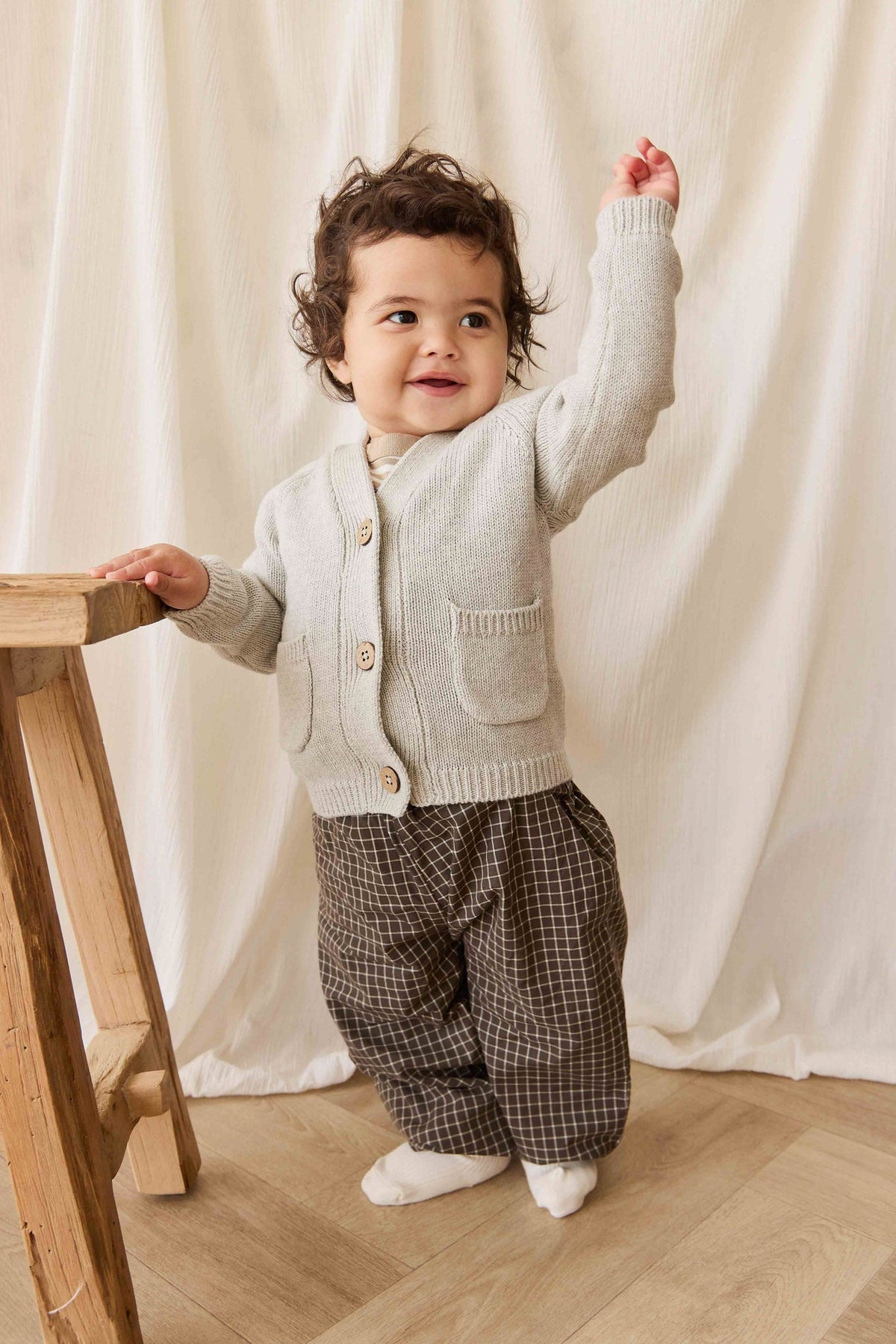 Cardigan classique en molleton de coton gris clair chiné à boutonner pour bébés et enfants, usage quotidien.
