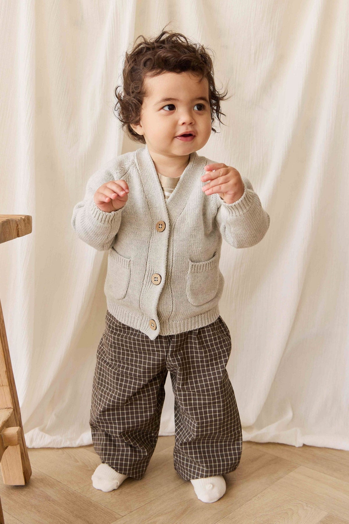 Cardigan classique en molleton de coton gris clair chiné à boutonner pour bébés et enfants, usage quotidien.