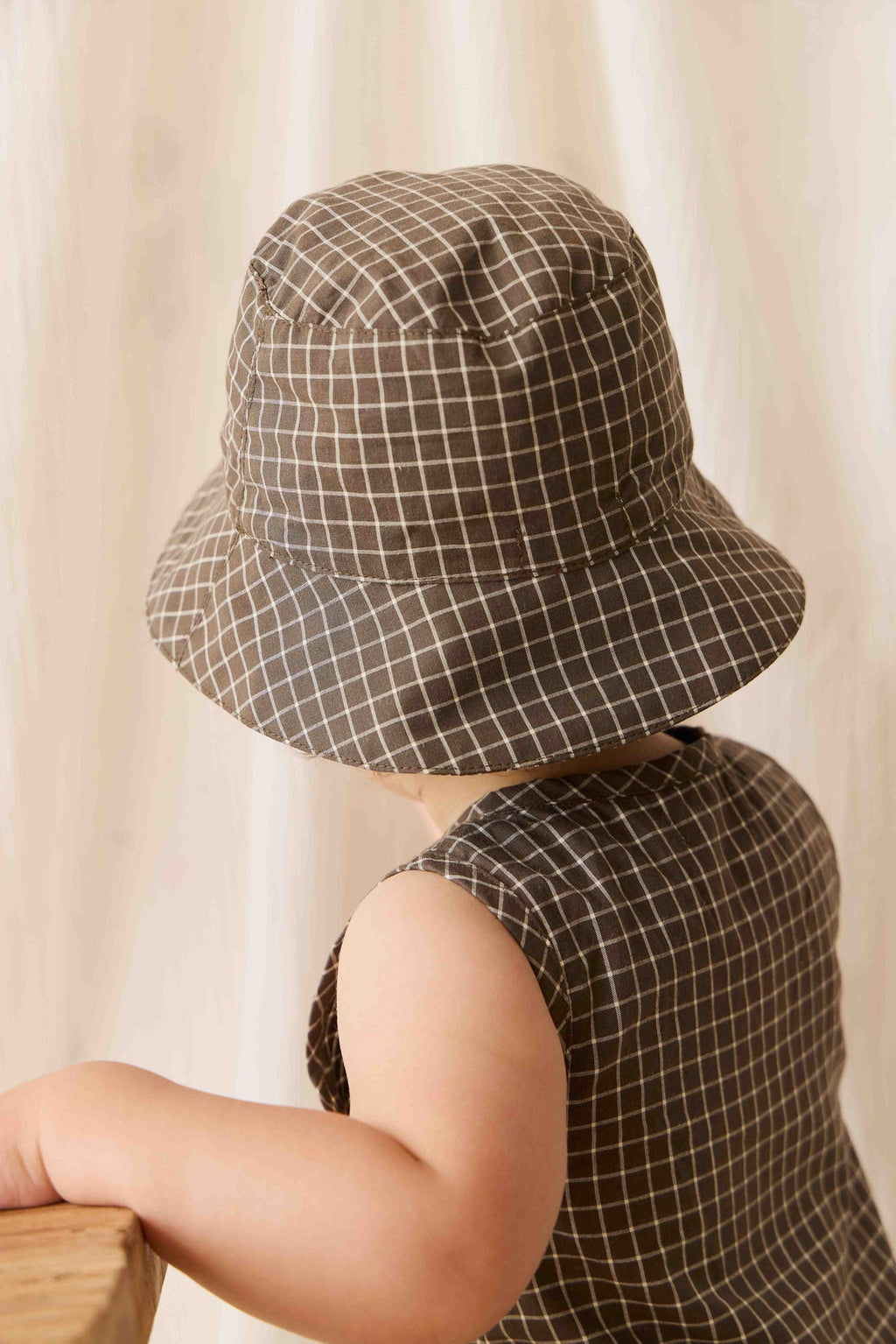 Bob en coton biologique à carreaux Classic Coffee Grid avec bord souple pour la protection solaire des enfants