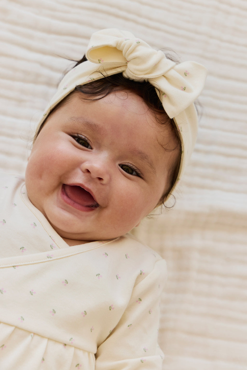 Haut cache-cœur en coton biologique à imprimé cerises avec détails à nouer pour bébés et petites filles