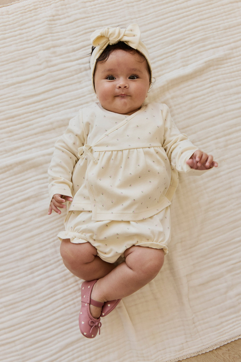 Haut cache-cœur en coton biologique à imprimé cerises avec détails à nouer pour bébés et petites filles