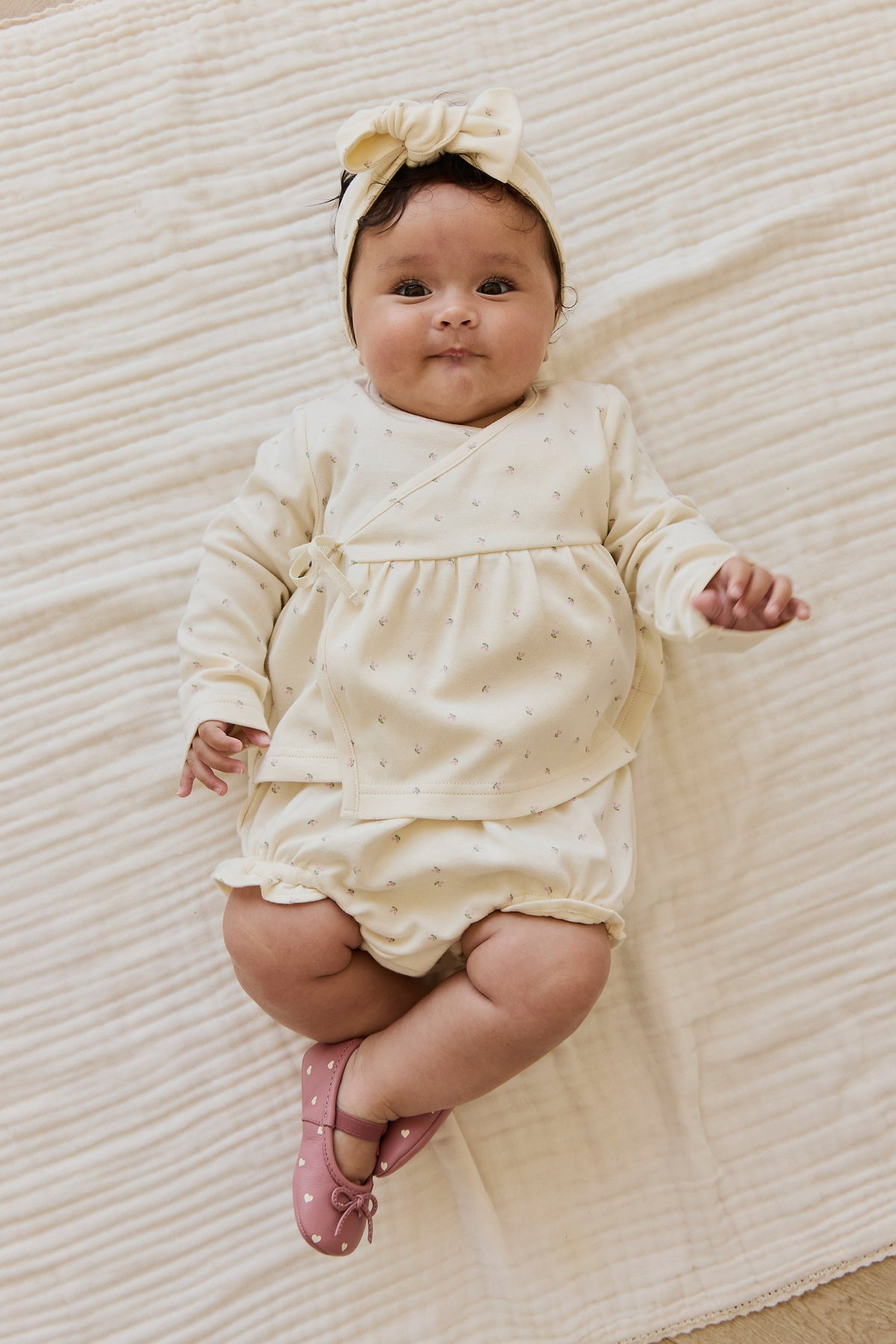 Haut cache-cœur en coton biologique à imprimé cerises avec détails à nouer pour bébés et petites filles