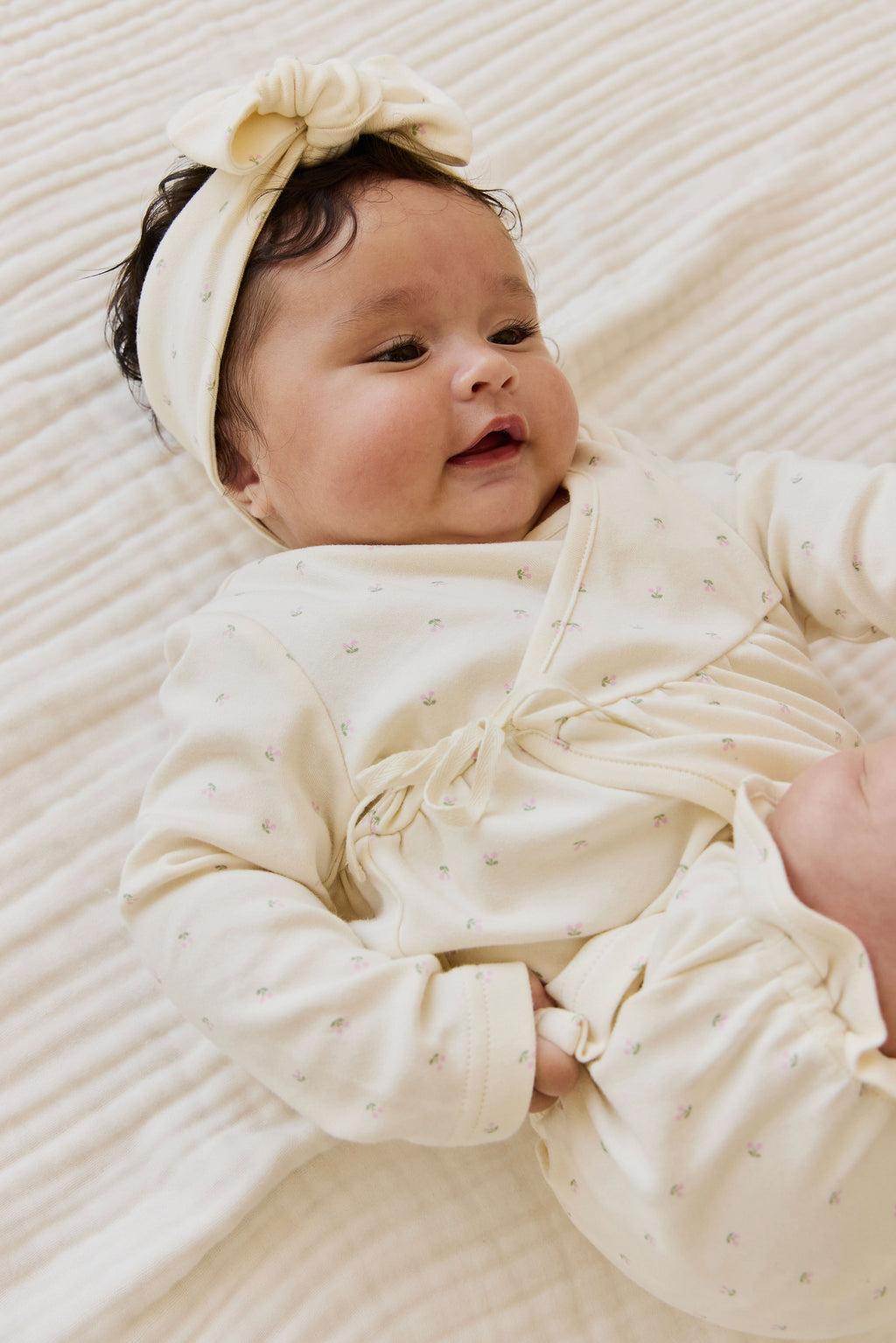 Haut cache-cœur en coton biologique à imprimé cerises avec détails à nouer pour bébés et petites filles