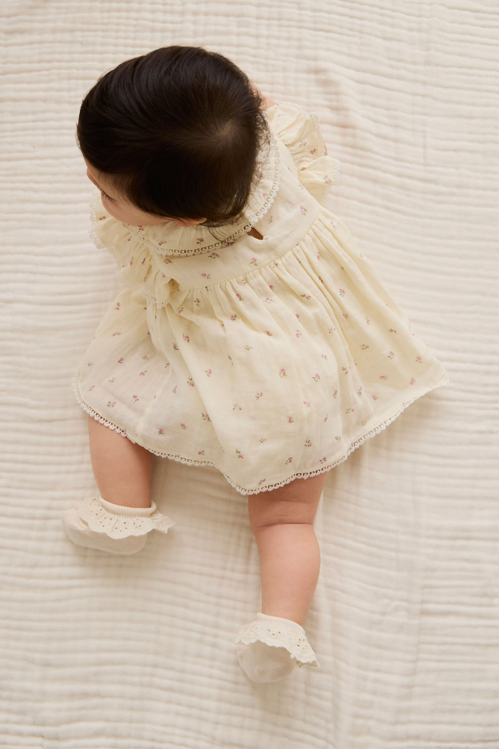 Barboteuse en mousseline de coton biologique motif fleur rose et saule pour bébé fille avec col à volants