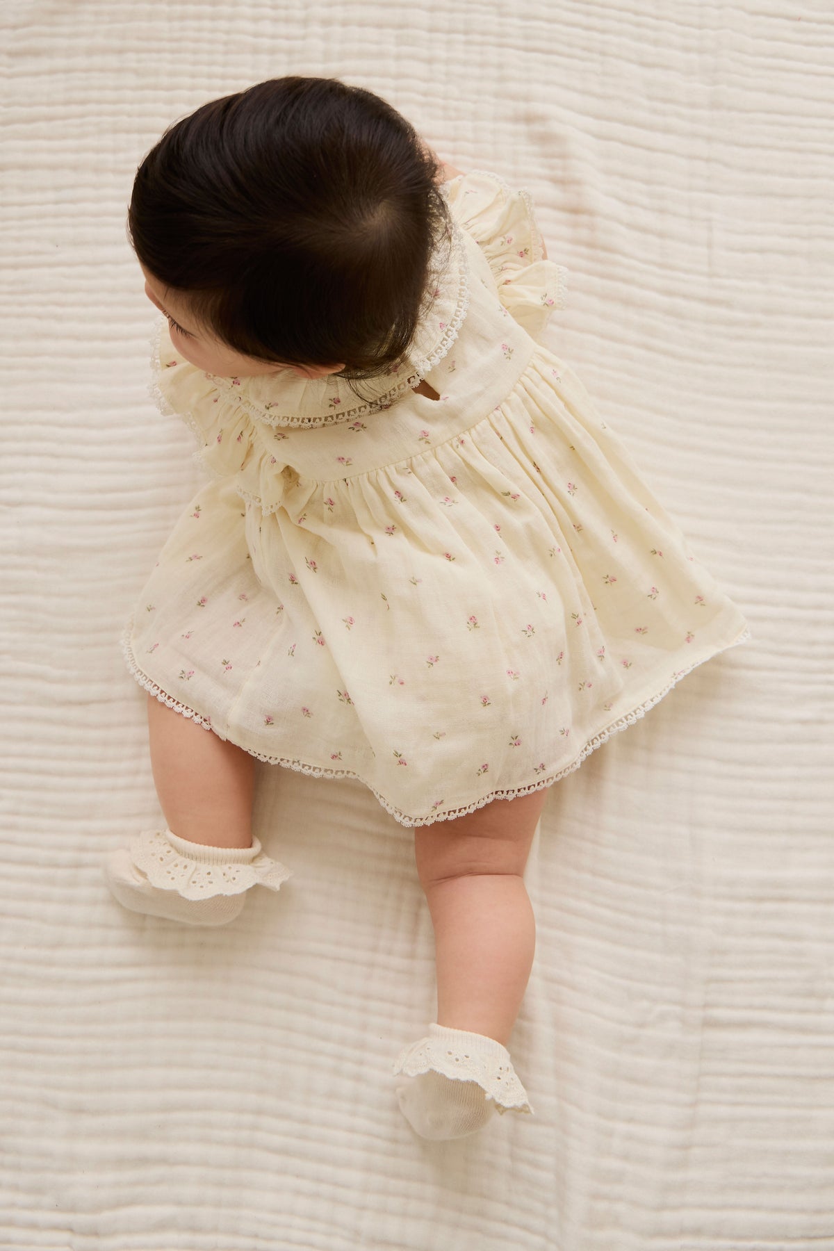 Barboteuse en mousseline de coton biologique motif fleur rose et saule pour bébé fille avec col à volants
