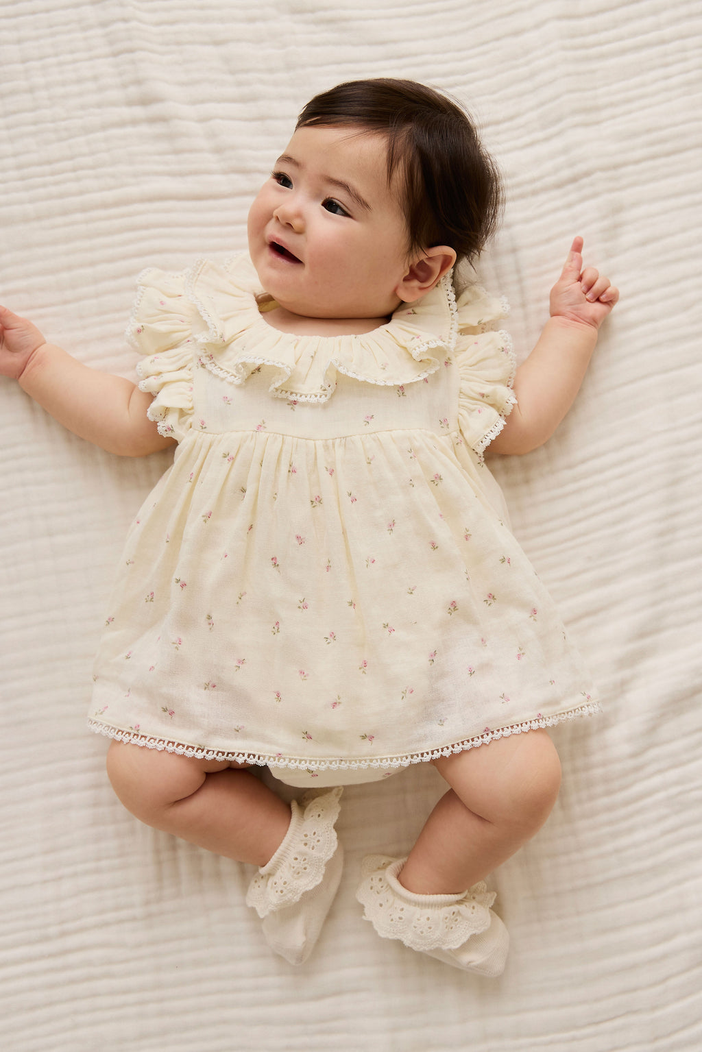 Barboteuse en mousseline de coton biologique motif fleur rose et saule pour bébé fille avec col à volants