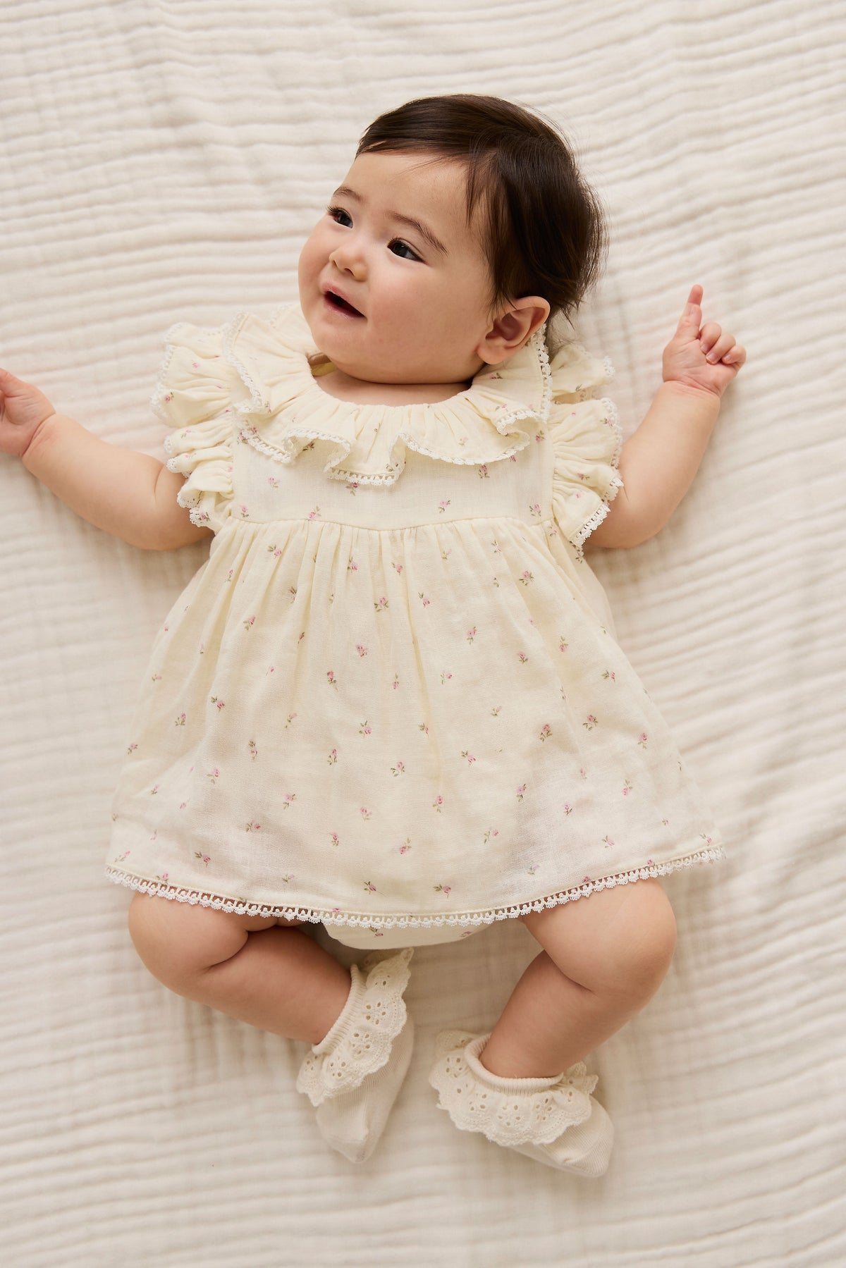 Barboteuse en mousseline de coton biologique motif fleur rose et saule pour bébé fille avec col à volants