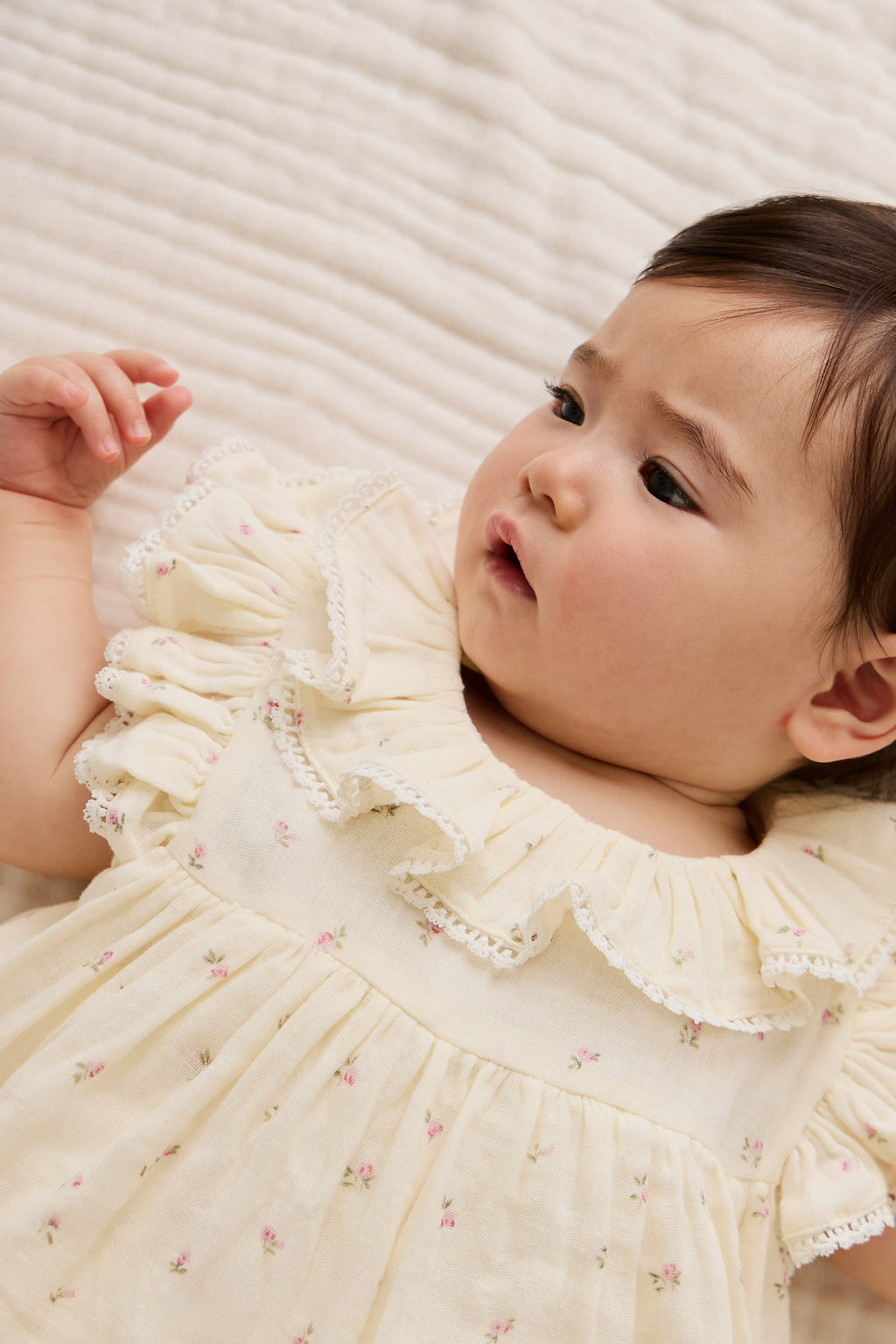 Barboteuse en mousseline de coton biologique motif fleur rose et saule pour bébé fille avec col à volants