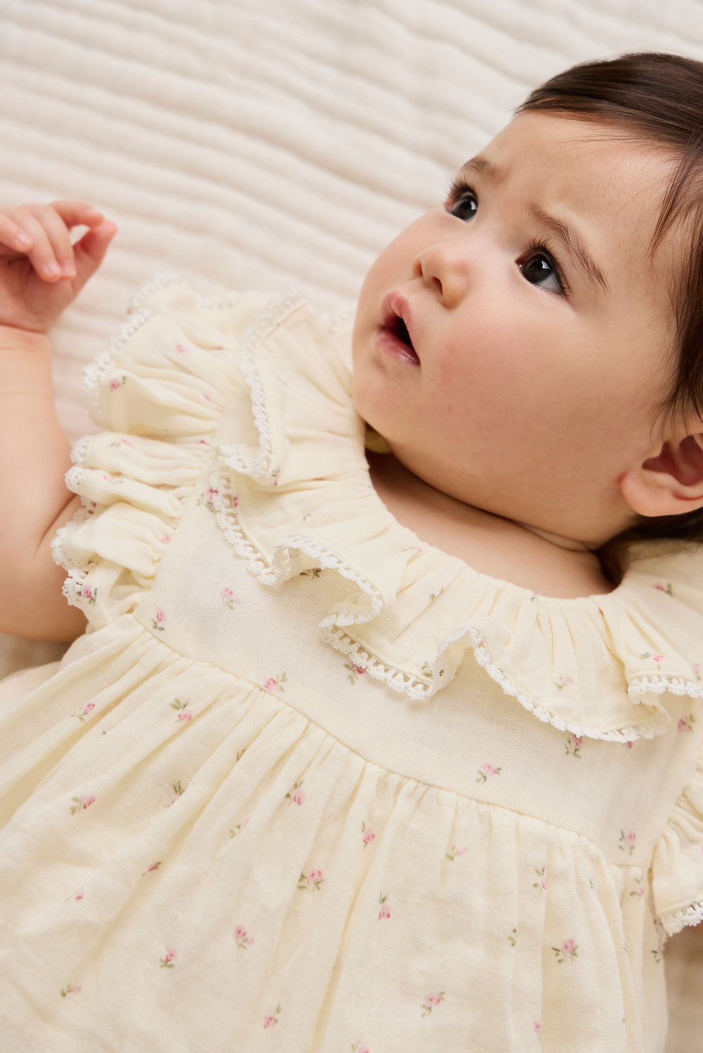 Barboteuse en mousseline de coton biologique motif fleur rose et saule pour bébé fille avec col à volants