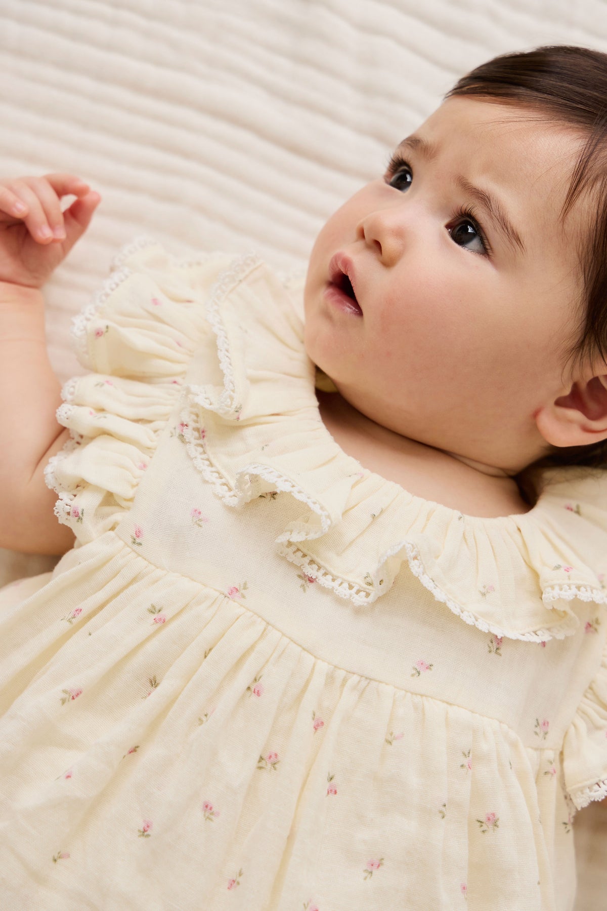 Barboteuse en mousseline de coton biologique motif fleur rose et saule pour bébé fille avec col à volants
