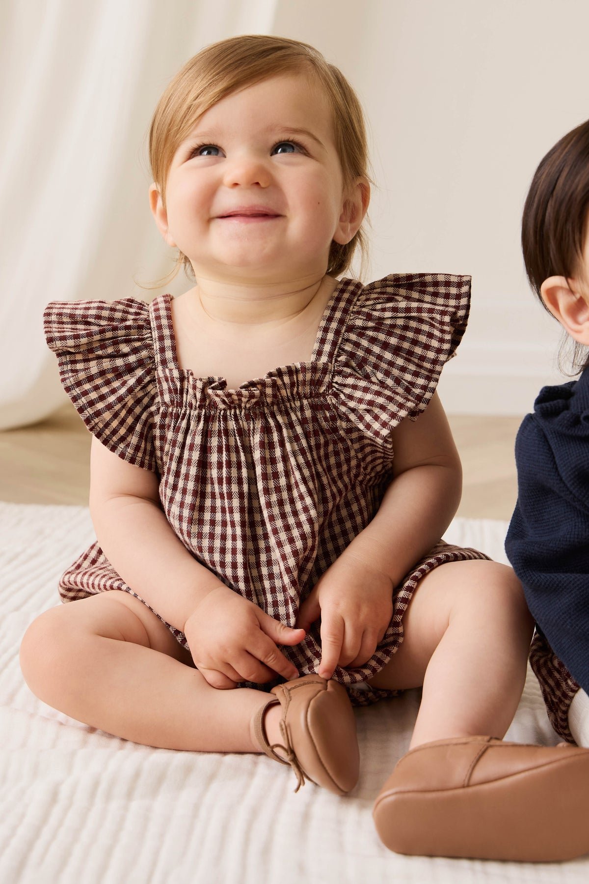Barboteuse en coton biologique à carreaux vichy cannelle pour bébés et petites filles, avec manches volantées et corsage froncé