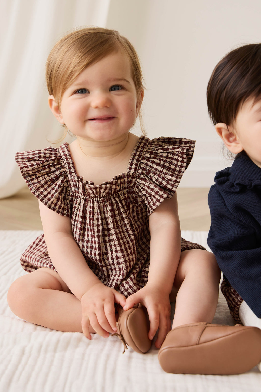 Barboteuse en coton biologique à carreaux vichy cannelle pour bébés et petites filles, avec manches volantées et corsage froncé