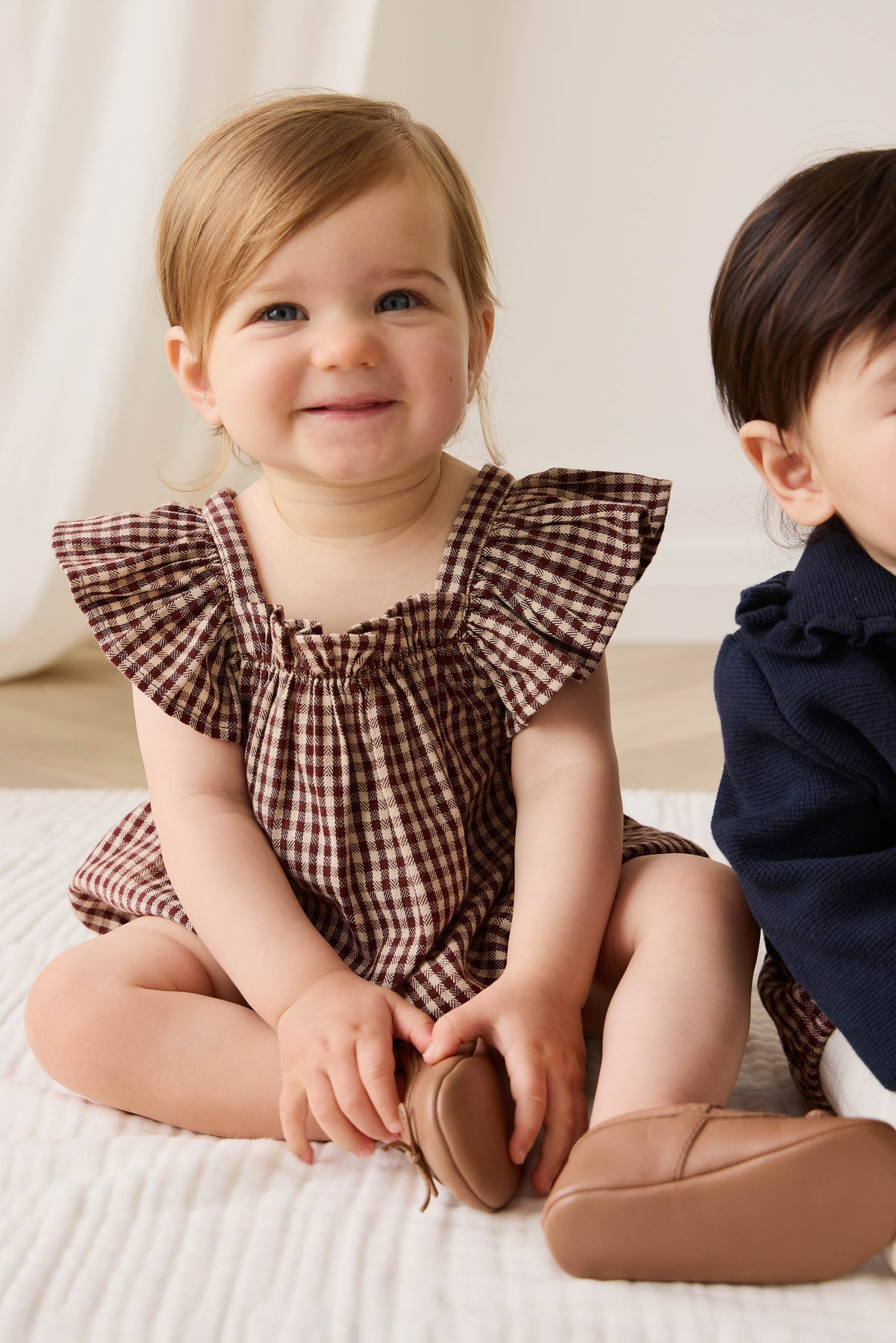 Barboteuse en coton biologique à carreaux vichy cannelle pour bébés et petites filles, avec manches volantées et corsage froncé