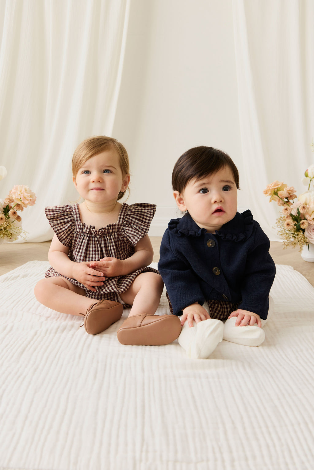 Barboteuse en coton biologique à carreaux vichy cannelle pour bébés et petites filles, avec manches volantées et corsage froncé