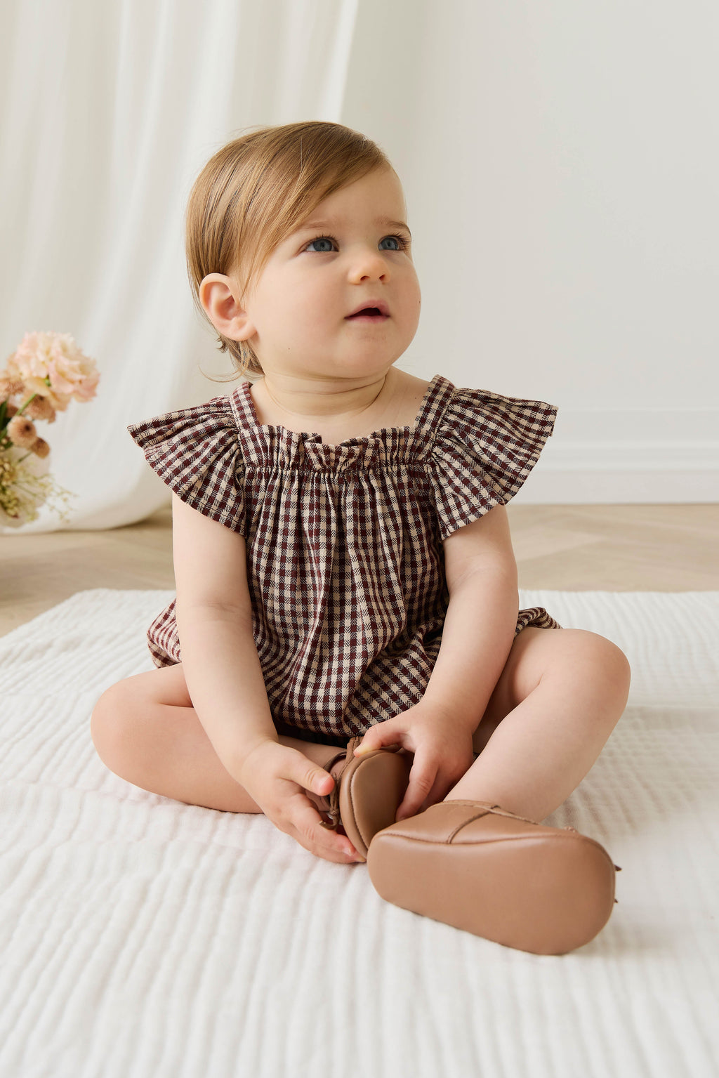 Barboteuse en coton biologique à carreaux vichy cannelle pour bébés et petites filles, avec manches volantées et corsage froncé