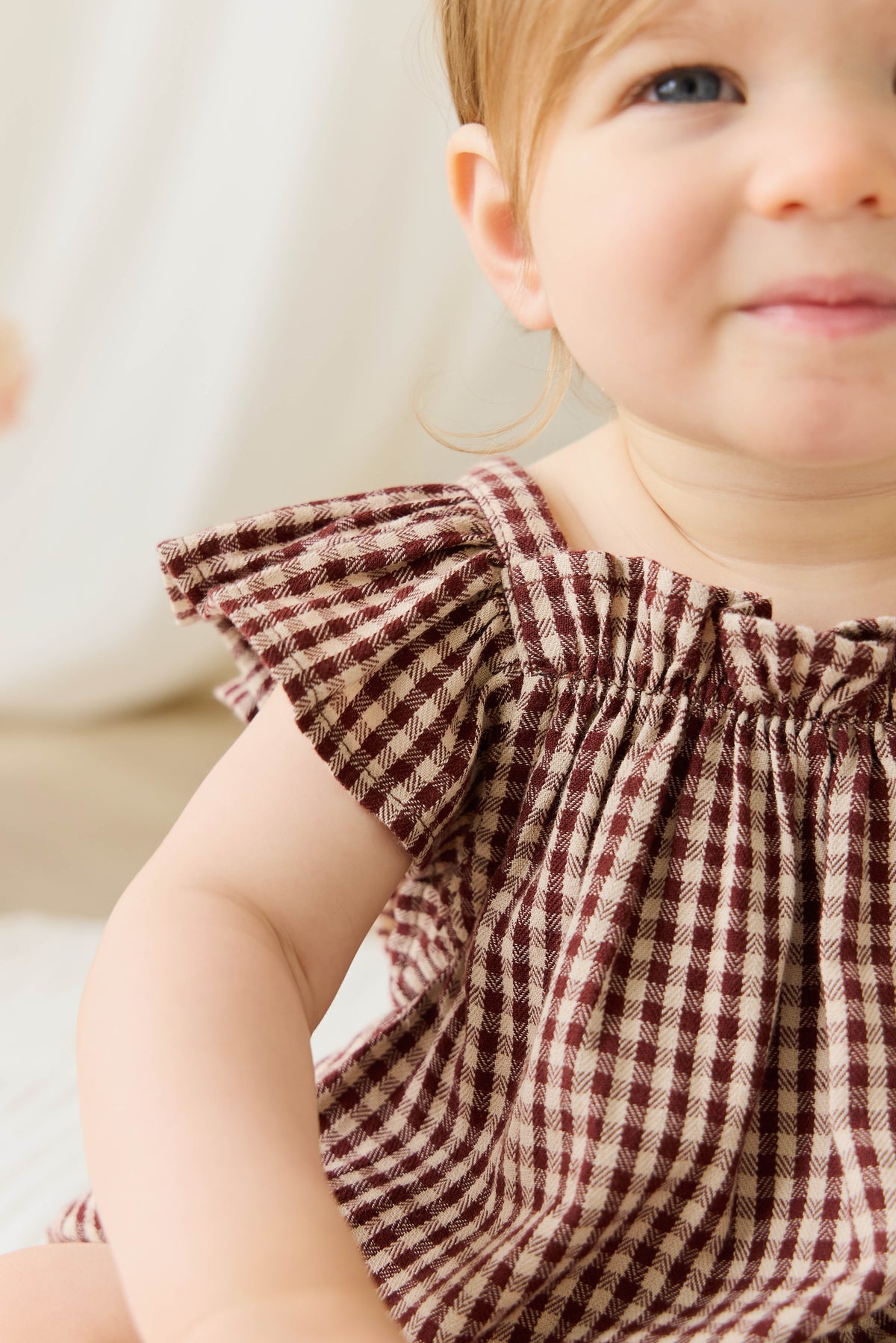 Barboteuse en coton biologique à carreaux vichy cannelle pour bébés et petites filles, avec manches volantées et corsage froncé