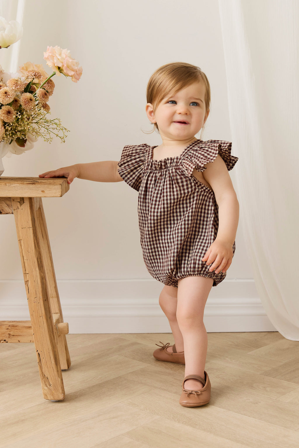 Barboteuse en coton biologique à carreaux vichy cannelle pour bébés et petites filles, avec manches volantées et corsage froncé