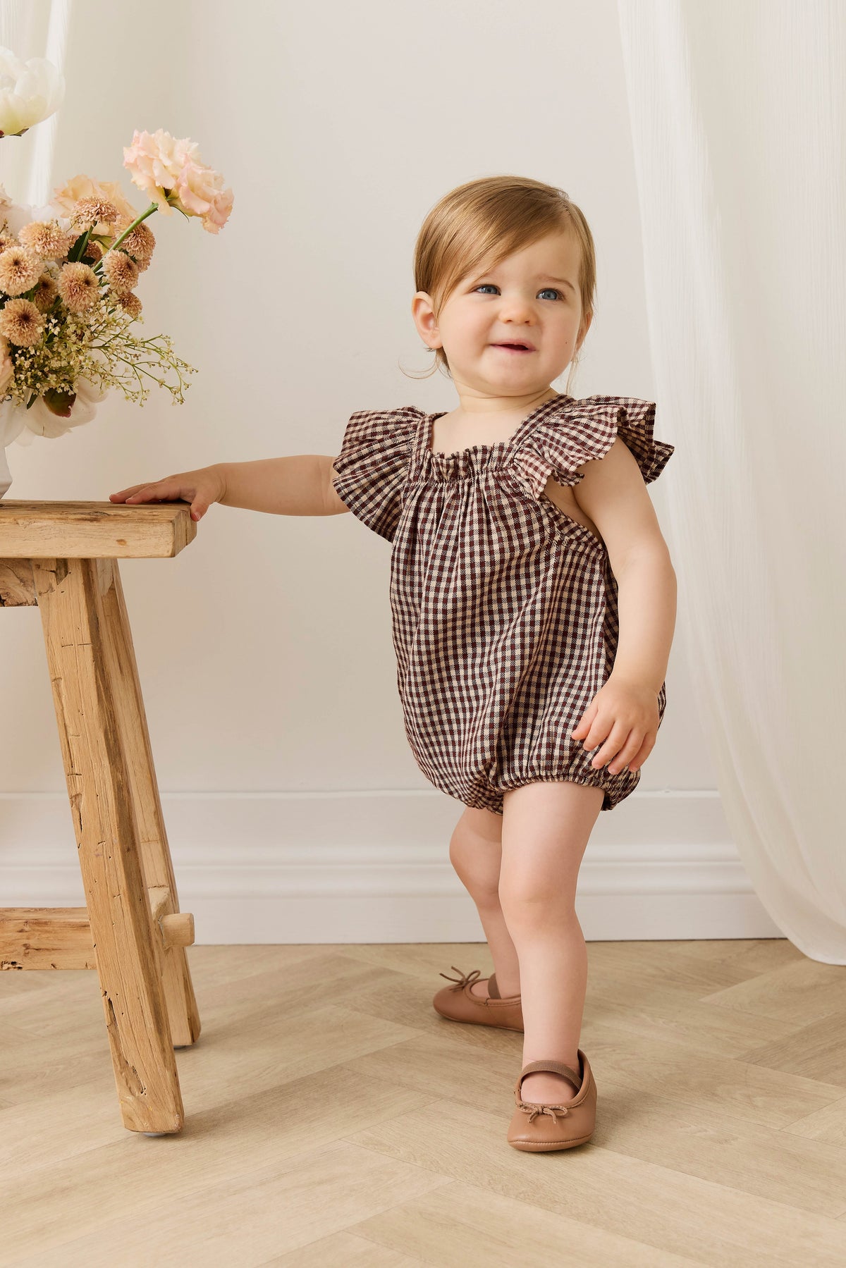 Barboteuse en coton biologique à carreaux vichy cannelle pour bébés et petites filles, avec manches volantées et corsage froncé