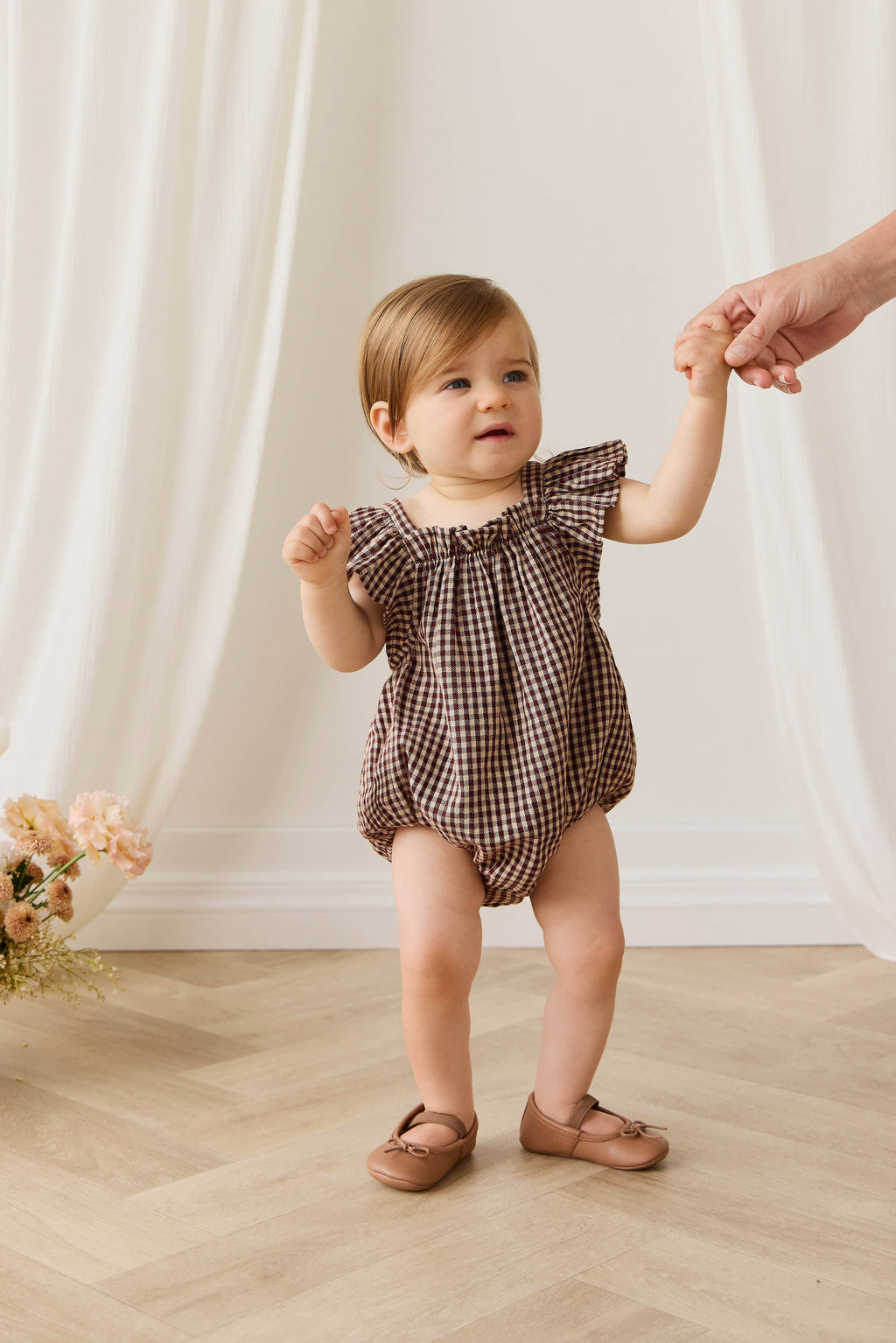 Barboteuse en coton biologique à carreaux vichy cannelle pour bébés et petites filles, avec manches volantées et corsage froncé