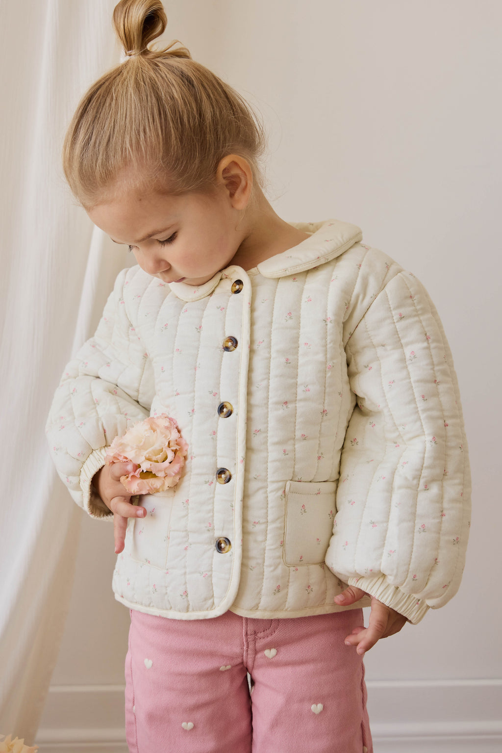 Veste matelassée en coton biologique rose et florale avec col claudine pour filles