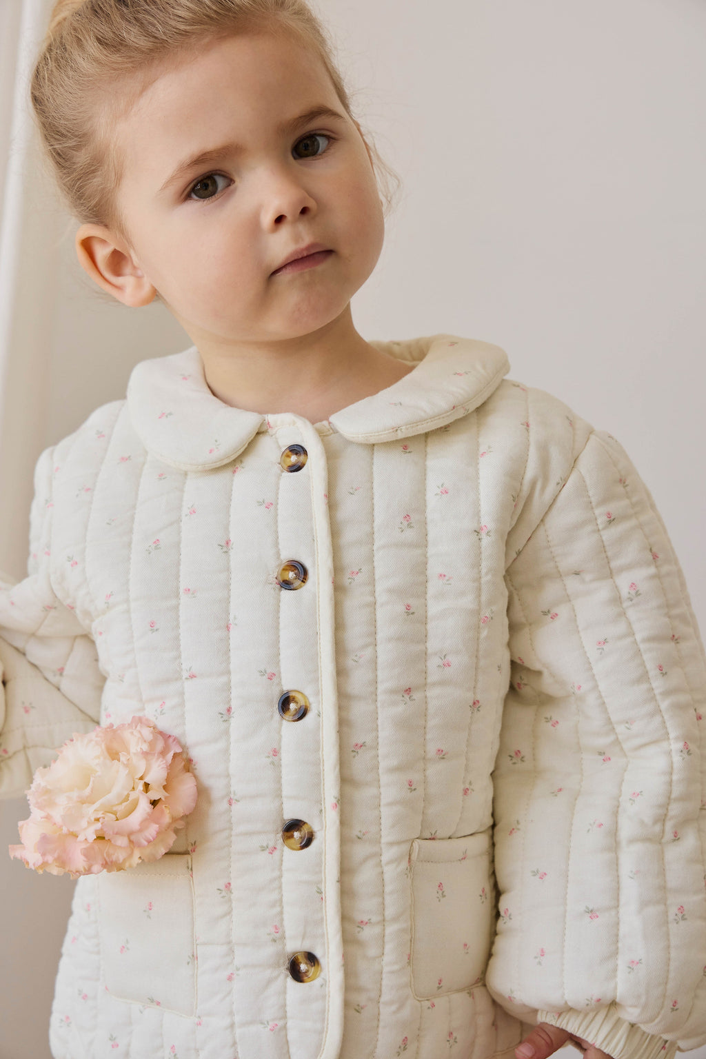 Veste matelassée en coton biologique rose et florale avec col claudine pour filles