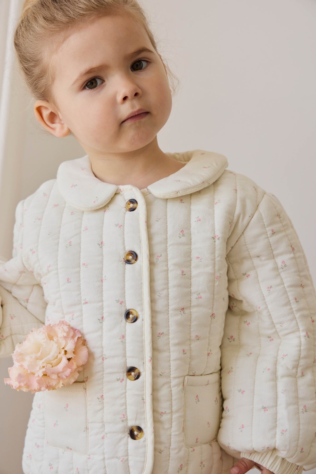 Veste matelassée en coton biologique rose et florale avec col claudine pour filles