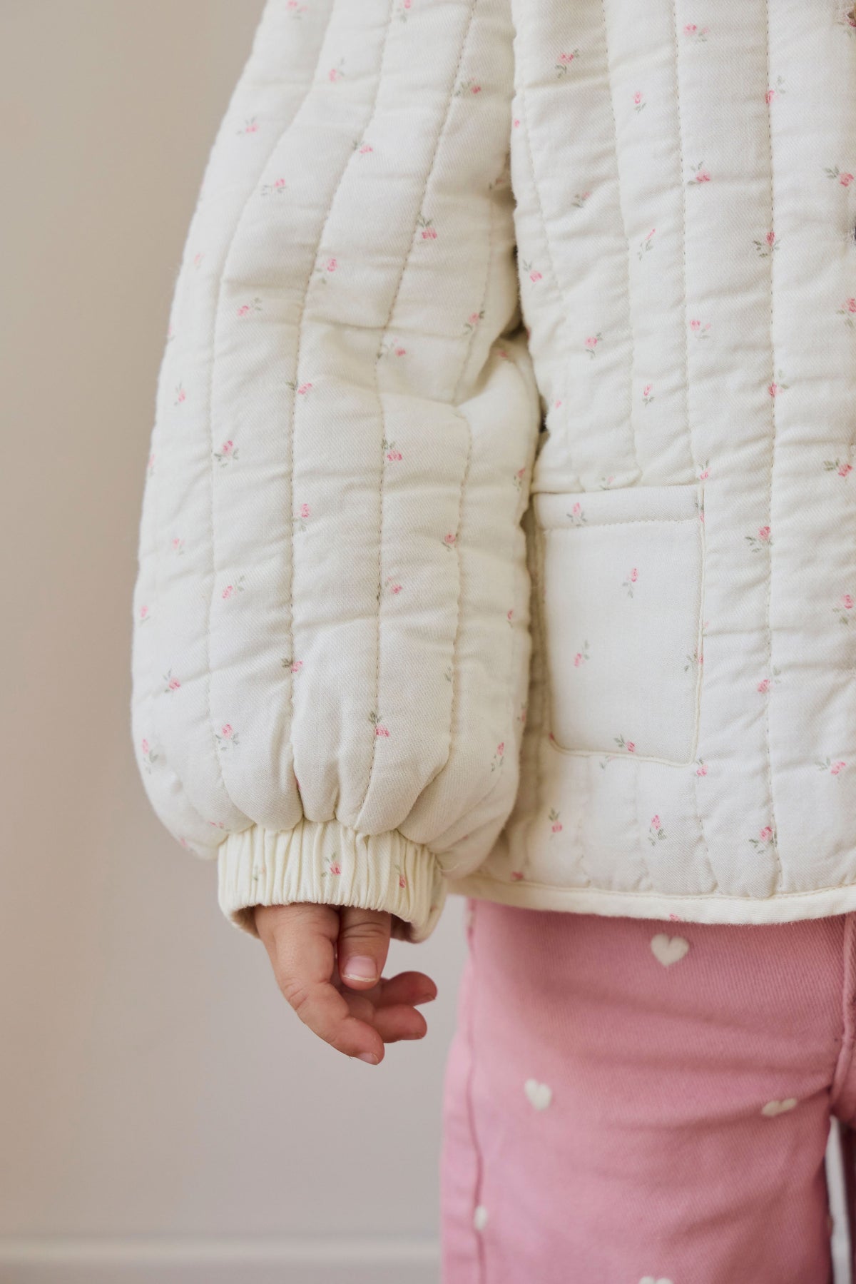 Veste matelassée en coton biologique rose et florale avec col claudine pour filles