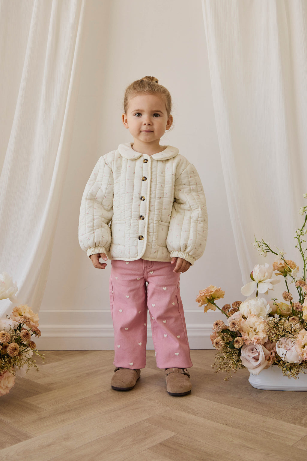 Veste matelassée en coton biologique rose et florale avec col claudine pour filles