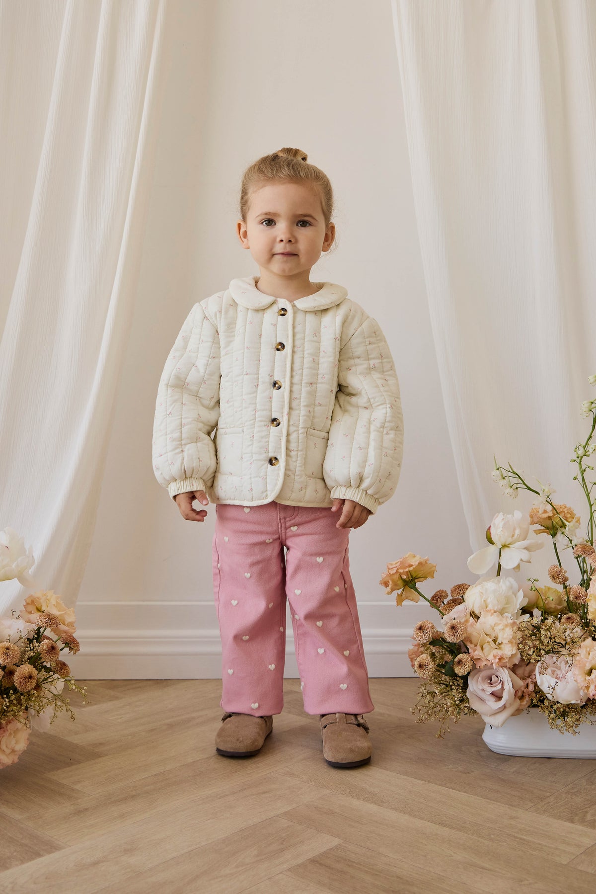 Veste matelassée en coton biologique rose et florale avec col claudine pour filles