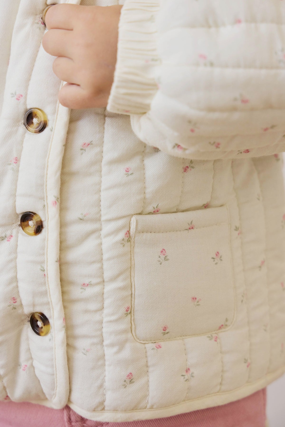 Veste matelassée en coton biologique rose et florale avec col claudine pour filles