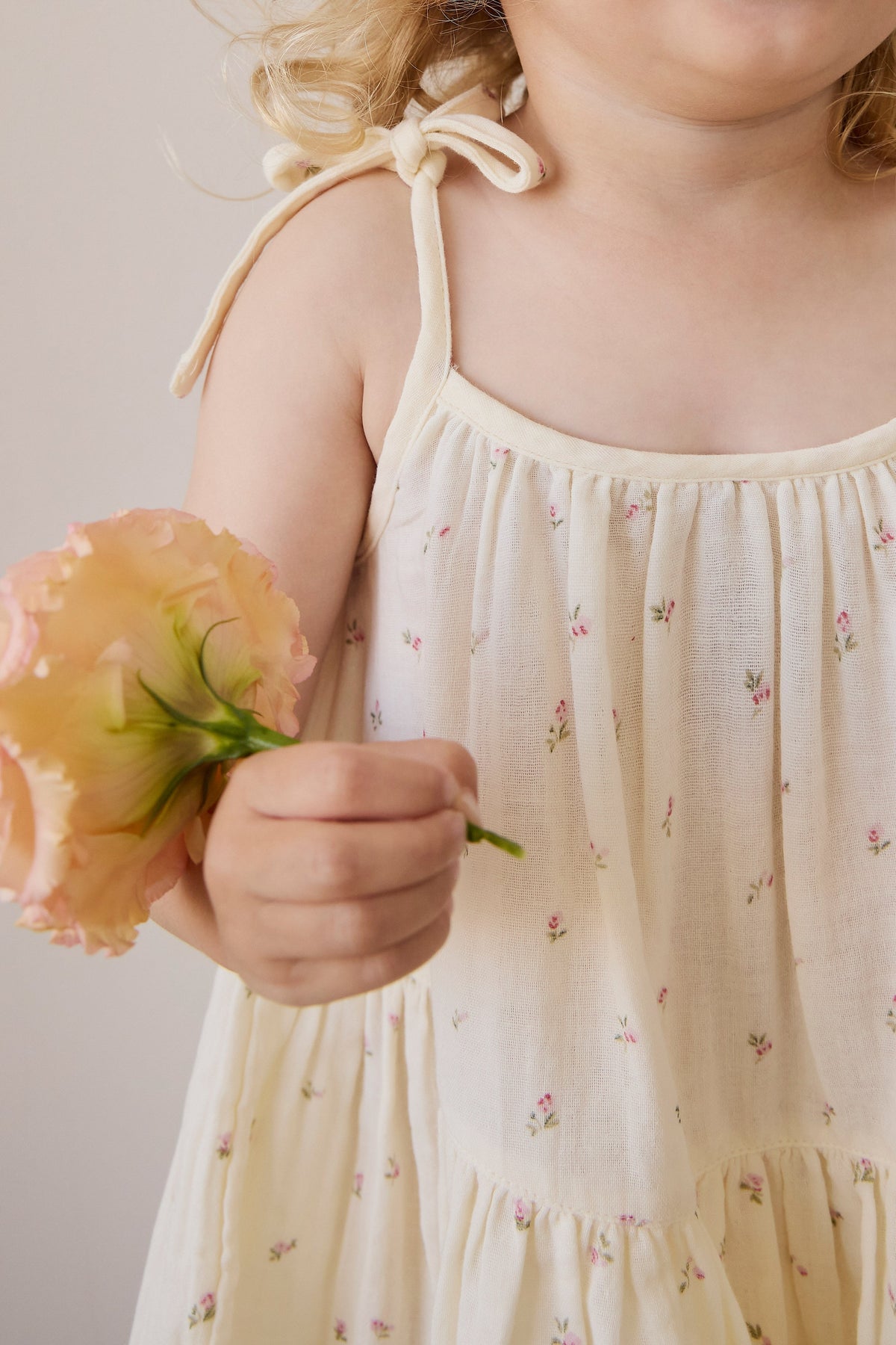 Robe en mousseline de coton biologique imprimé rose floral « Floaty Willow » à bretelles nouées pour filles