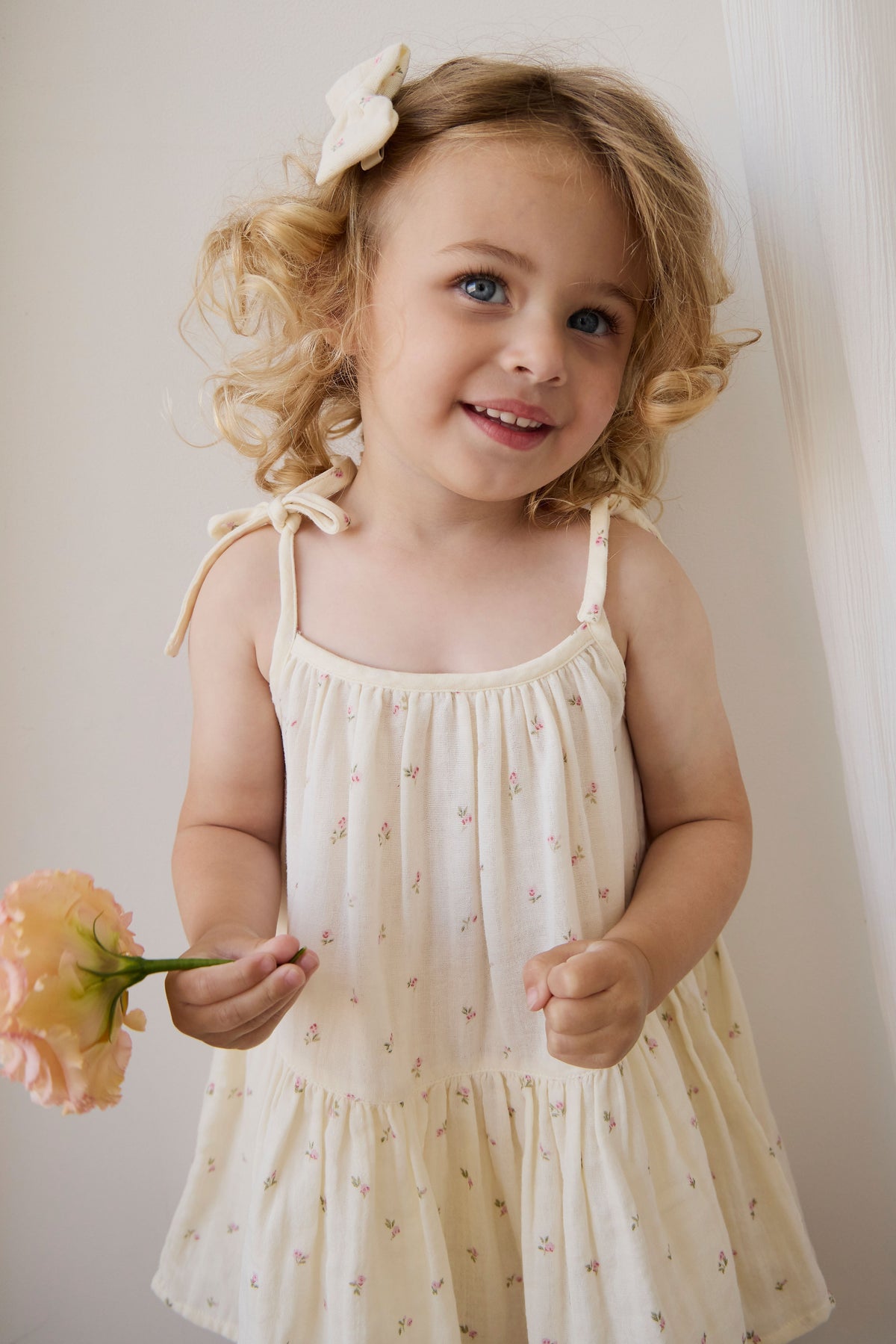 Robe en mousseline de coton biologique imprimé rose floral « Floaty Willow » à bretelles nouées pour filles