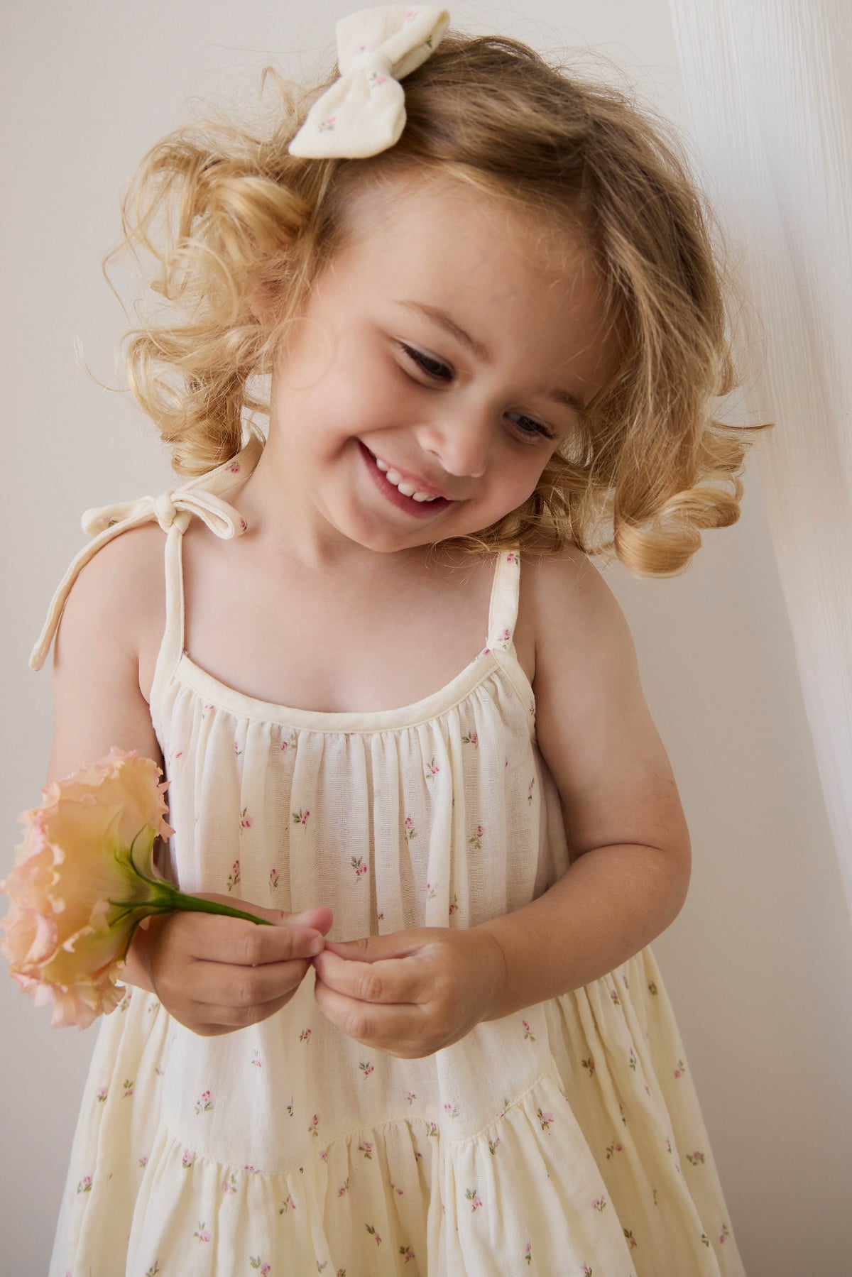 Robe en mousseline de coton biologique imprimé rose floral « Floaty Willow » à bretelles nouées pour filles