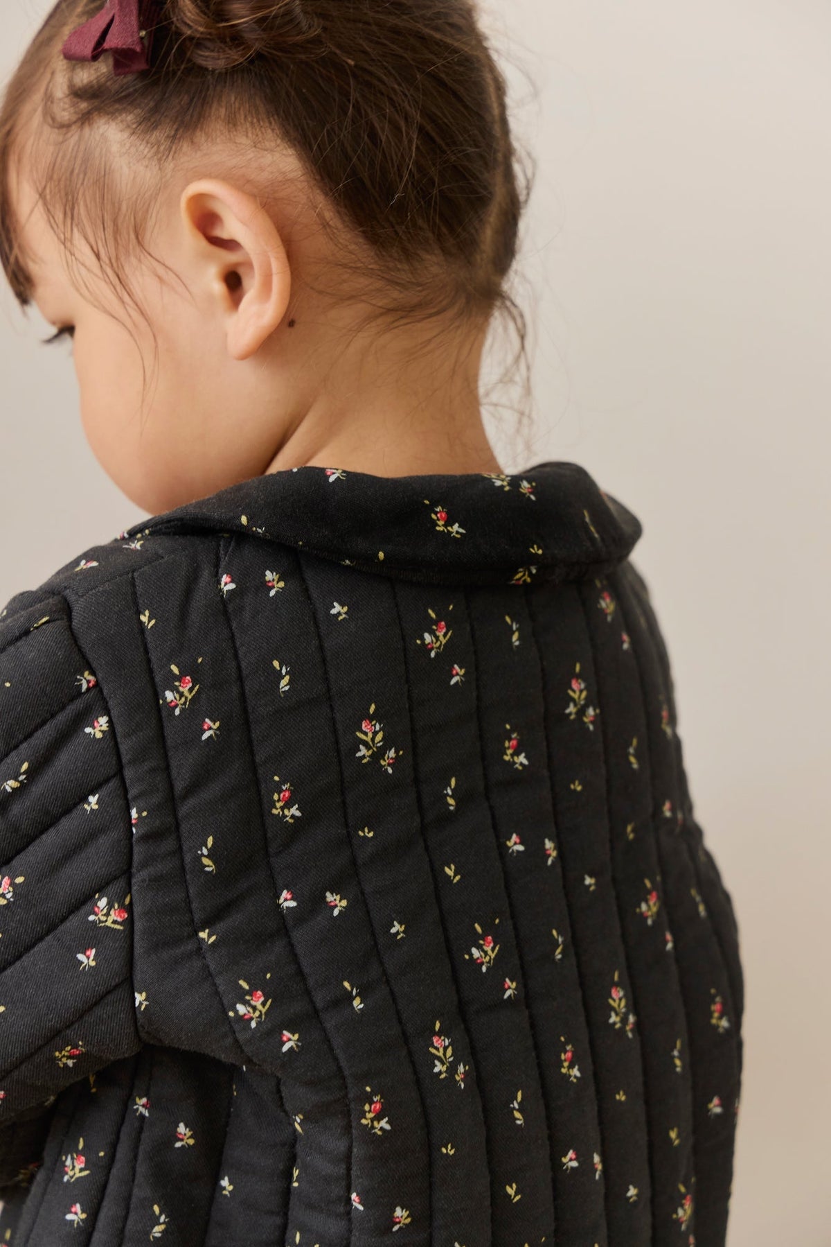 Veste matelassée en coton biologique à imprimé floral avec col claudine et poches avant pour fille
