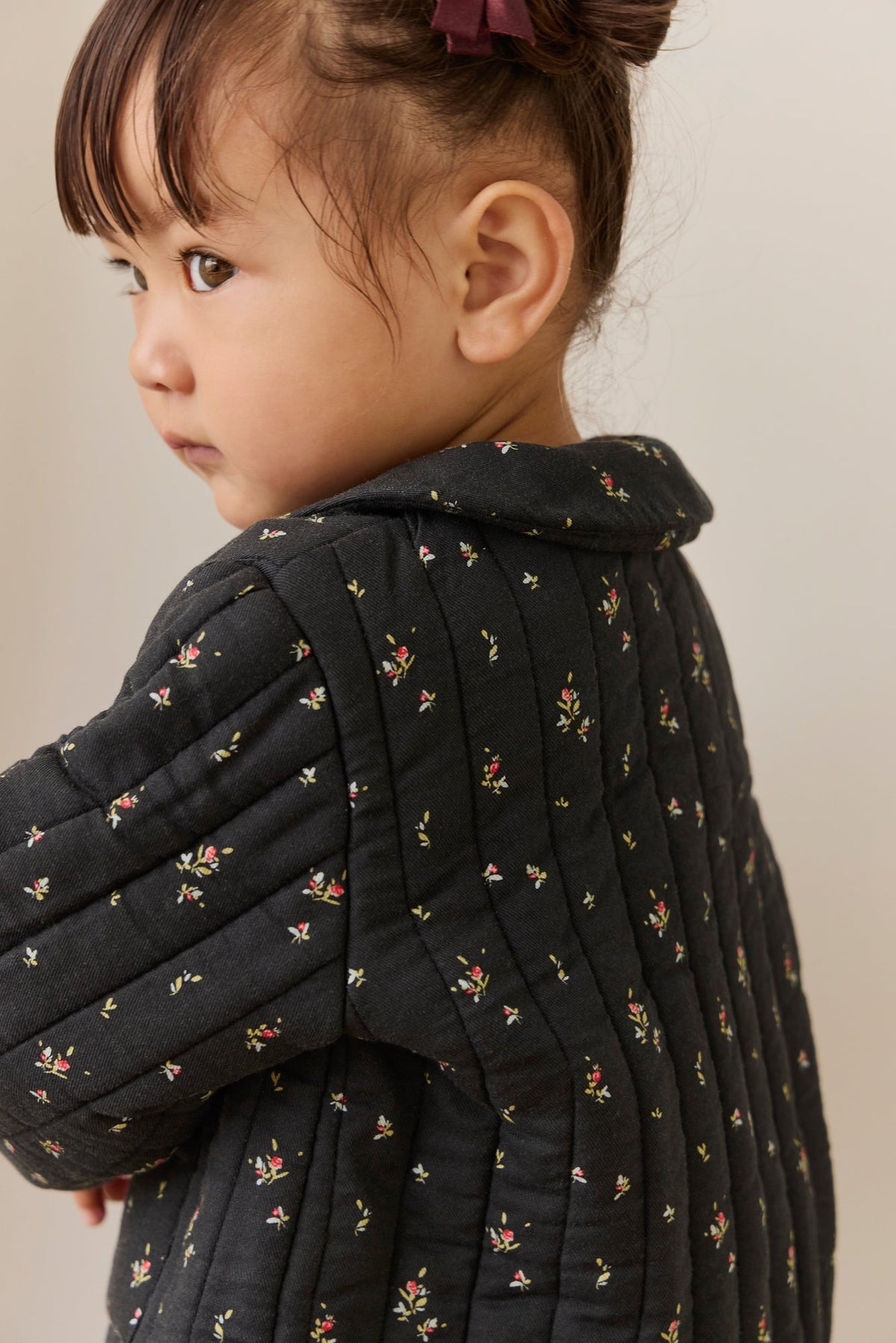 Veste matelassée en coton biologique à imprimé floral avec col claudine et poches avant pour fille
